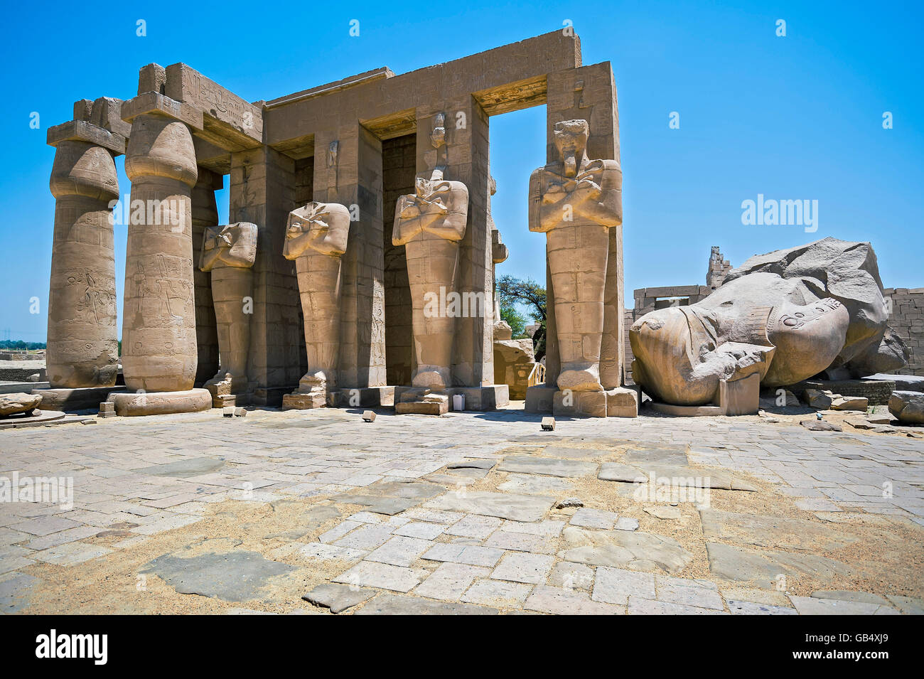 Osiris-Säulen und die Überreste einer kolossalen Statue von Ramses, Ramesseum Tempel, Luxor, Ägypten Stockfoto