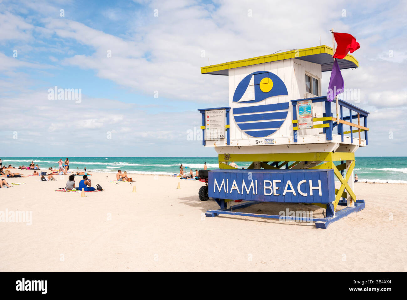 Sandstrand mit Rettungsschwimmer-Turm, Miami Beach, South Beach, Miami, Florida, USA Stockfoto