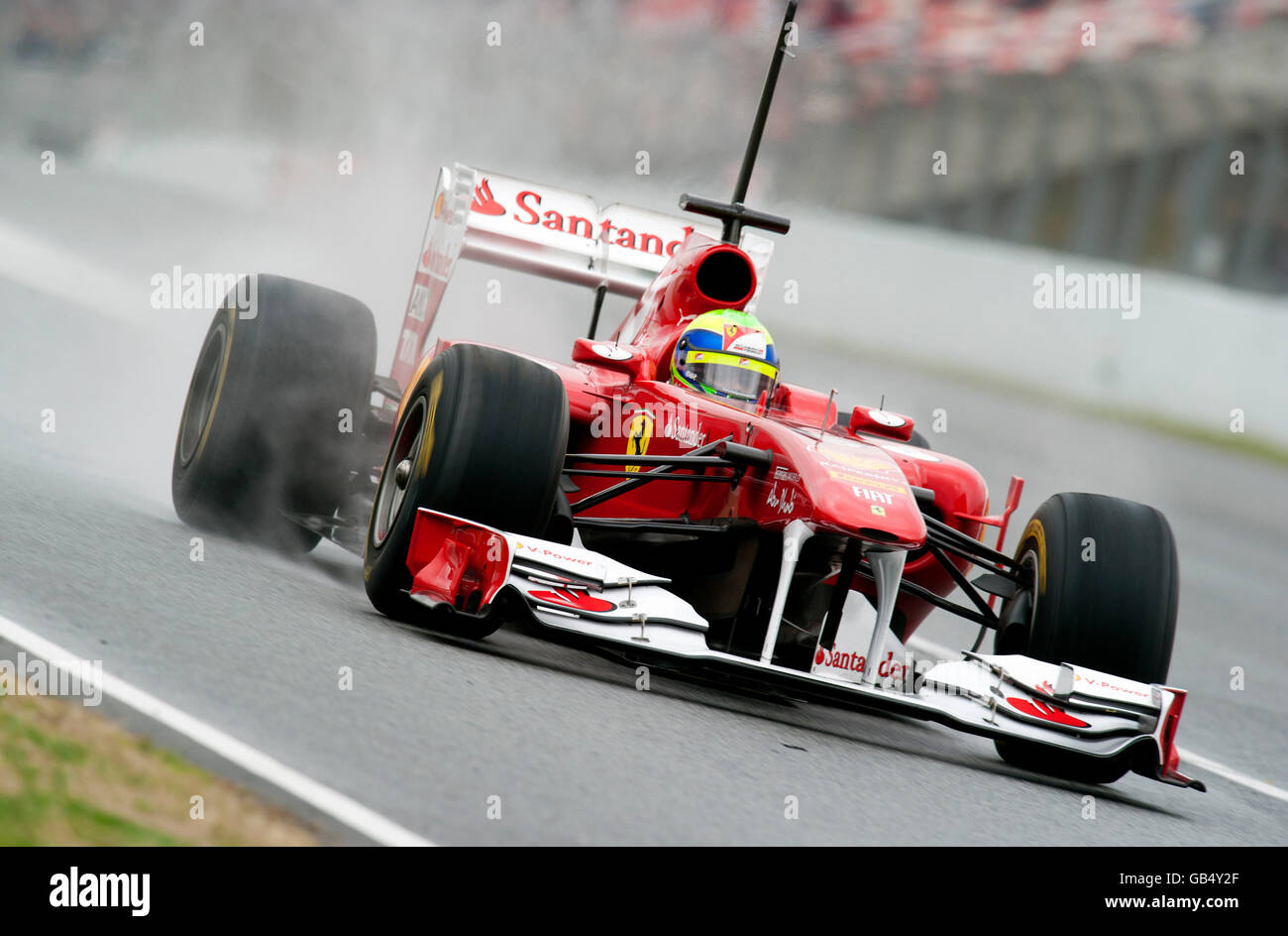 Felipe Massa, Brasilien, mit seinem Ferrari 150. Italia auf nasser Strecke, Motorsport, Formel1 Tests am Circuit de Catalunya Stockfoto