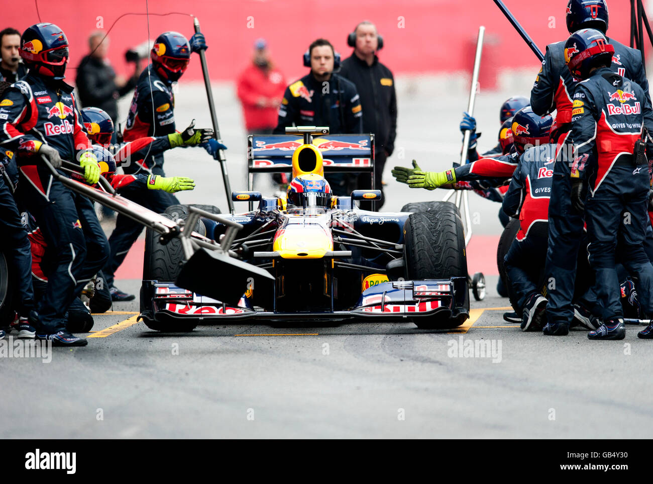 Mark Webber, Australien, bei einem Boxenstopp mit seinem Red Bull Racing-Renault RB7, Motorsport, Formel1 Tests in Circuit de Stockfoto