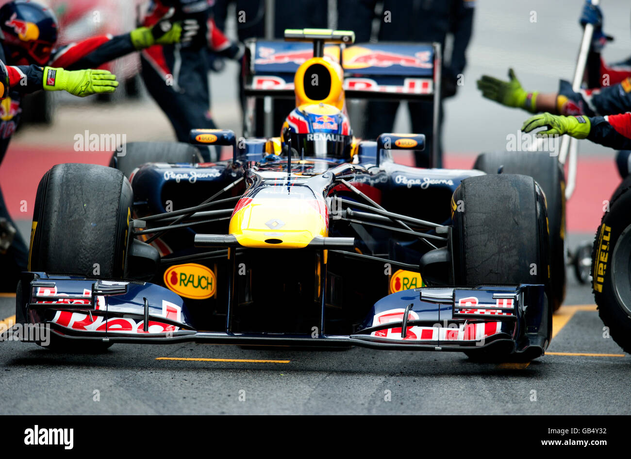 Mark Webber, Australien, bei einem Boxenstopp mit seinem Red Bull Racing-Renault RB7, Motorsport, Formel1 Tests in Circuit de Stockfoto