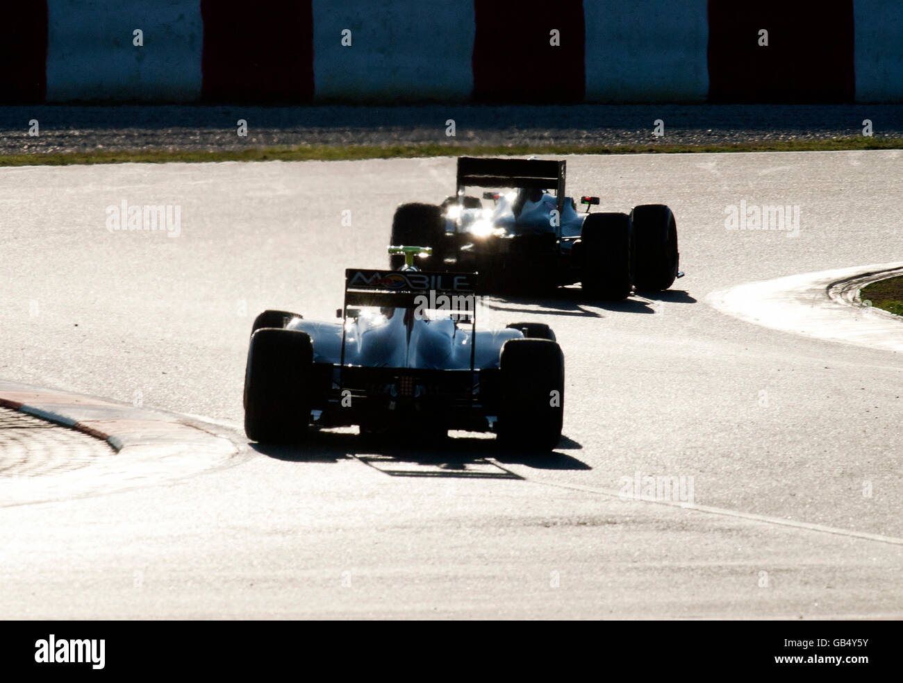 Zwei Autos, Formel-1-Tests auf dem Circuit de Catalunya Rennen verfolgen in Barcelona, Spanien, Europa Stockfoto