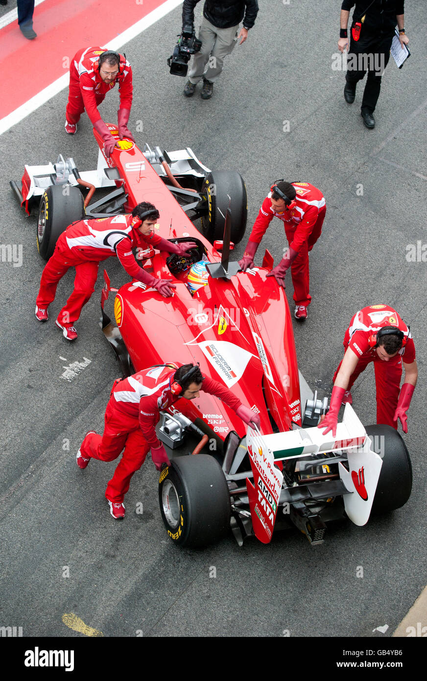 Spanische Fahrer Fernando Alonso mit seinem Ferrari 150. Italia, Motorsport, Formel1, Tests auf dem Circuit de Catalunya Stockfoto