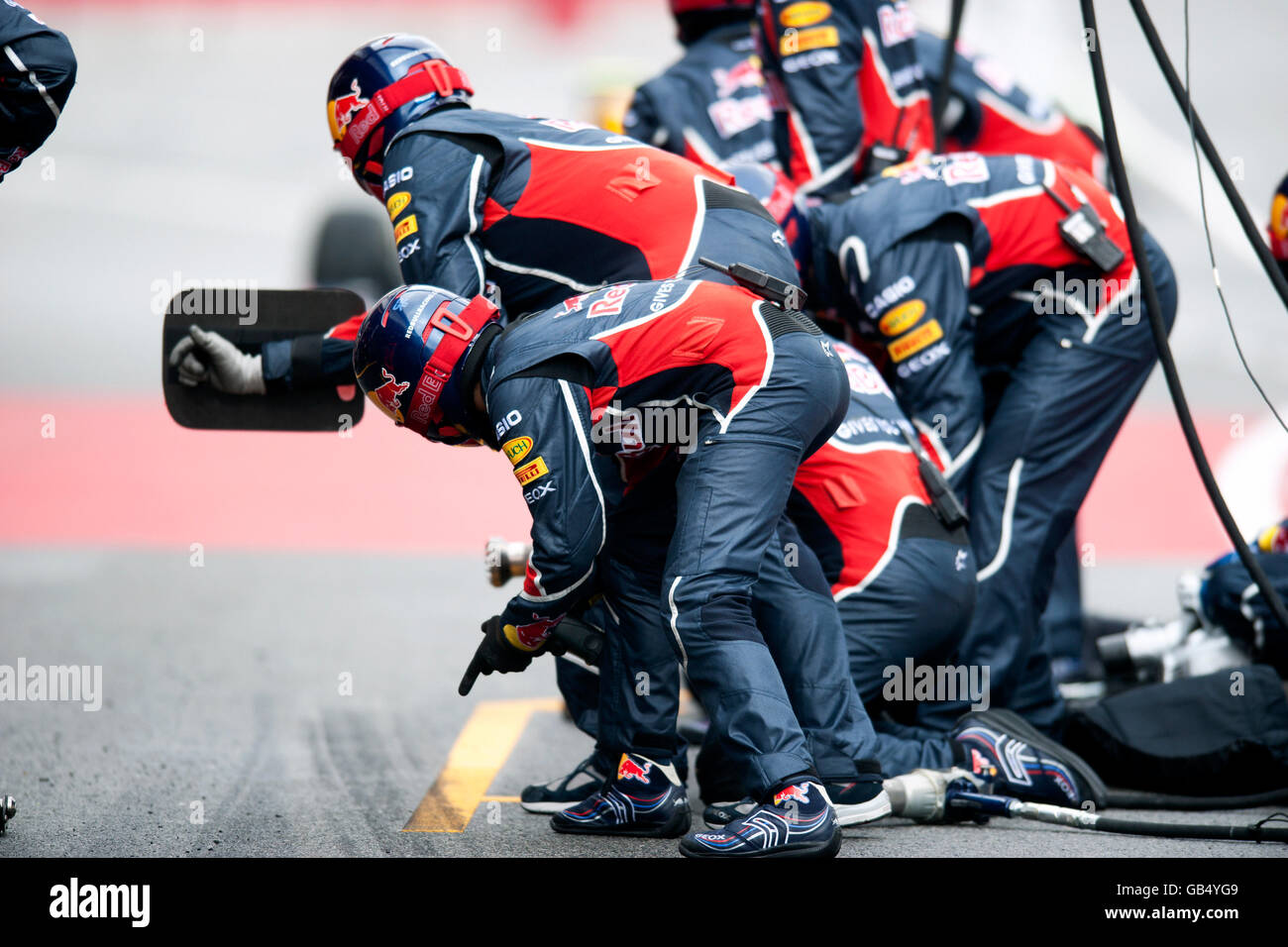 Boxenstopp-Crew der Australier Mark Webber, Red Bull Racing-Renault, Motorsport, Formel1, Tests auf dem Circuit de Catalunya Stockfoto