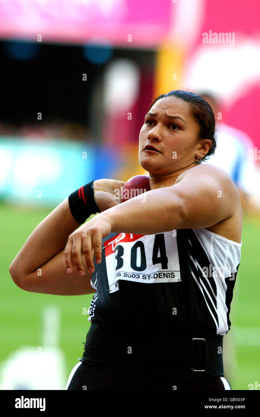 Leichtathletik - IAAF Leichtathletik-Weltmeisterschaften - Paris 2003 - Kugelfinales der Frauen. Die Neuseeländerin Valerie Adams in Aktion Stockfoto