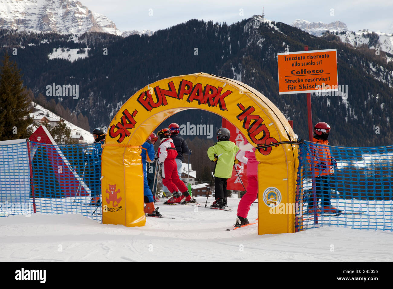 Ski-Funpark-Kinder Skischule, Kolfuschg Colfosco, Val Badia, Alta Badia, Dolomiten, Südtirol, Italien, Europa Stockfoto