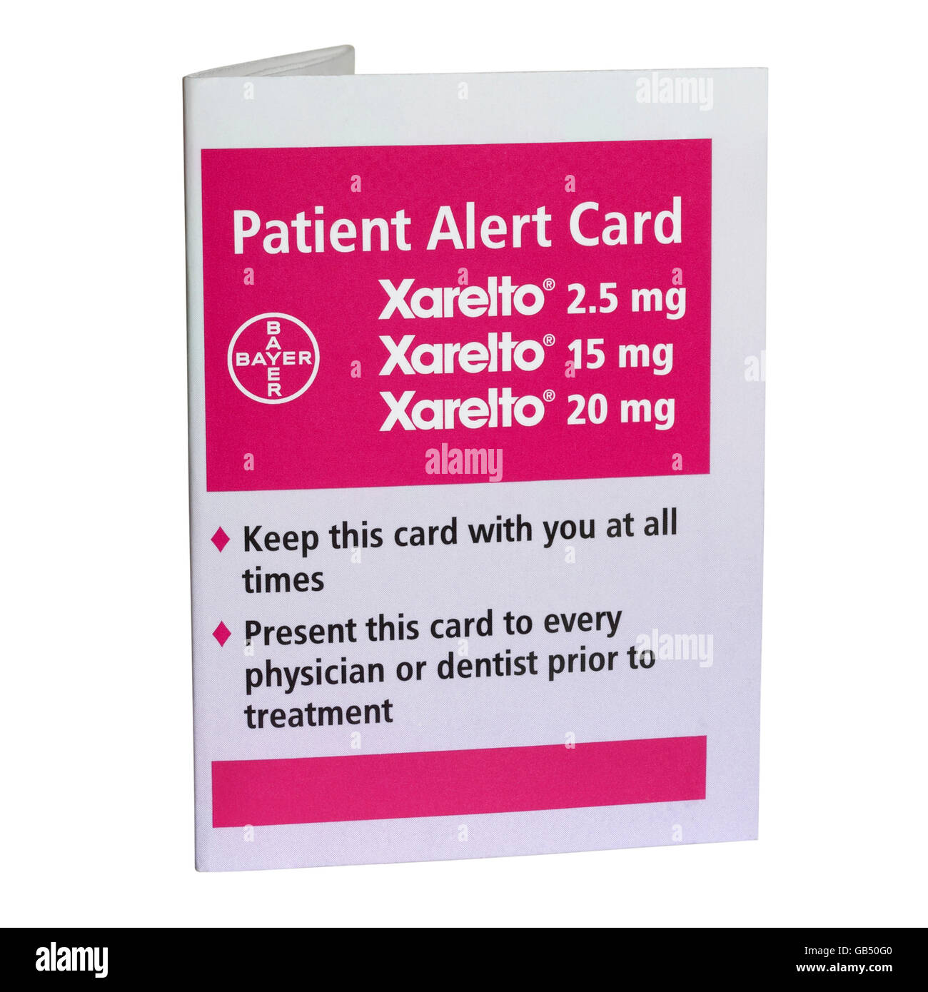 Alert Patientenkarte getragen und präsentiert für Ärzte und Zahnärzte vor der Behandlung, bei der Einnahme von Xarelto rivaroxaban Stockfoto
