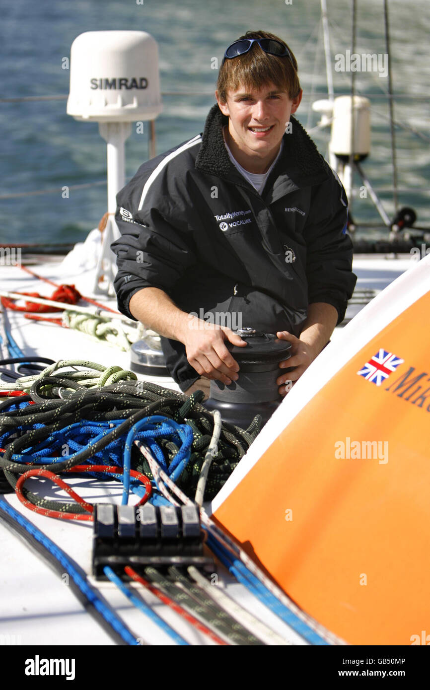Der 16-jährige Mike Perham auf der Southampton Boat Show an Bord der 50 Fuß langen Rennyacht, die er nonstop um die Welt segeln will. Stockfoto