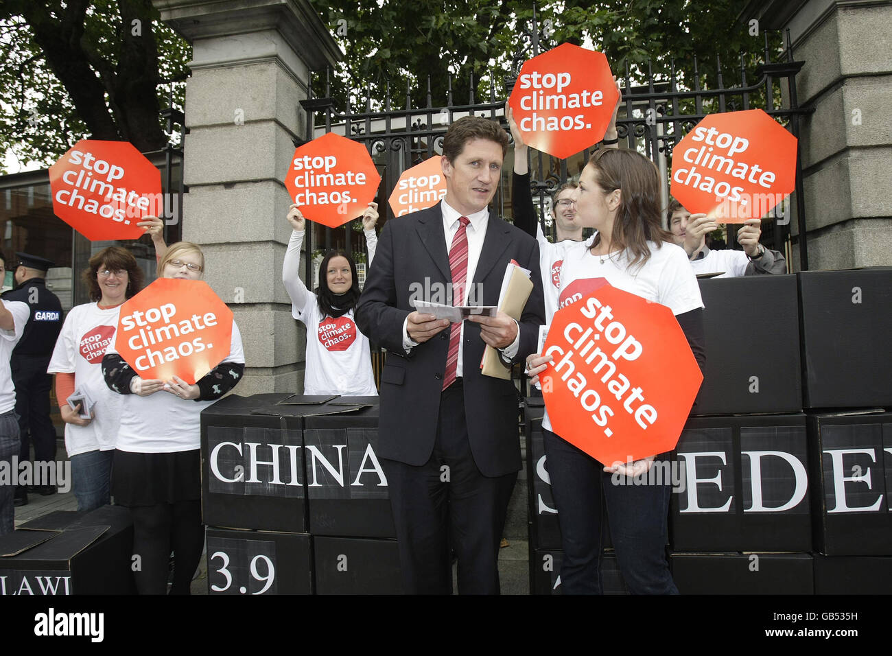 Kommunikationsminister Eamon Ryan schließt sich den Demonstranten vor dem Leinster House an, während die neue Dail-Sitzung nach der 11-wöchigen Sommerpause wieder aufgenommen wird. Stockfoto