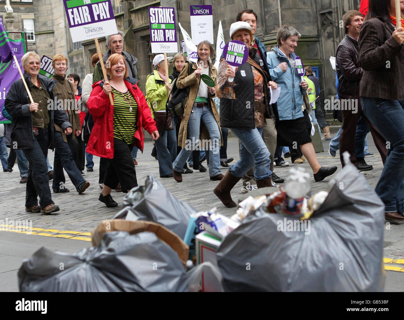 Streikende ratsarbeiter aus ganz Schottland marschieren durch das Stadtzentrum von Edinburgh. Stockfoto