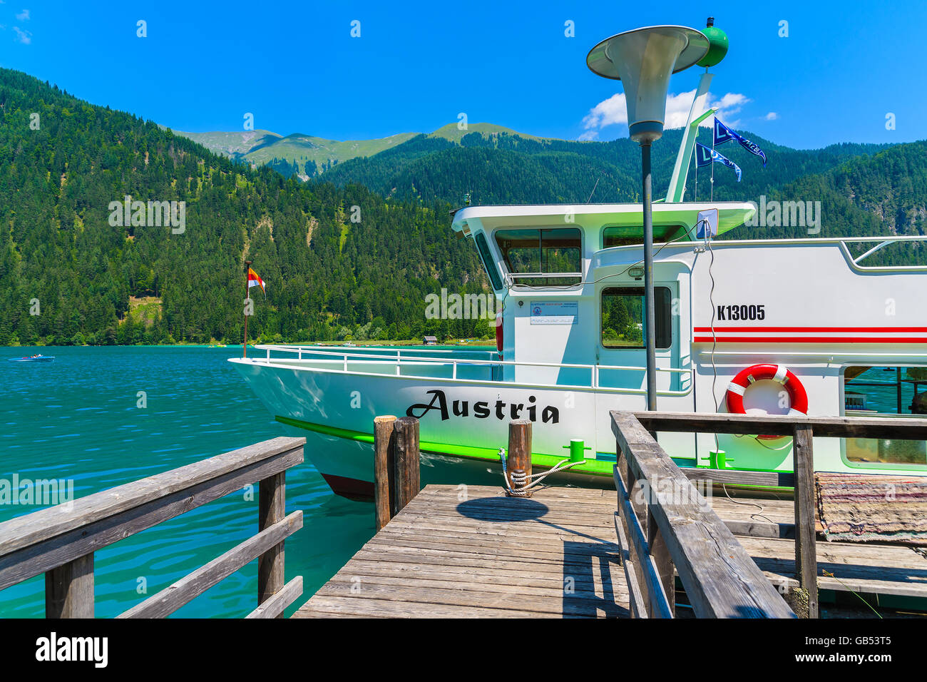 WEIßENSEE, Österreich - 7. Juli 2015: "Österreich" Touristenboot festmachen am Ufer des Weißensee dem höchsten gelegen Stockfoto