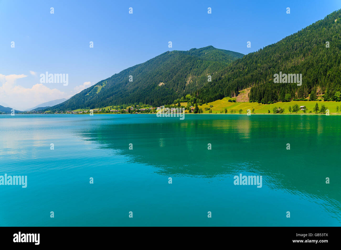Grünes Wasser Weißensee in Alpen, Österreich Stockfoto