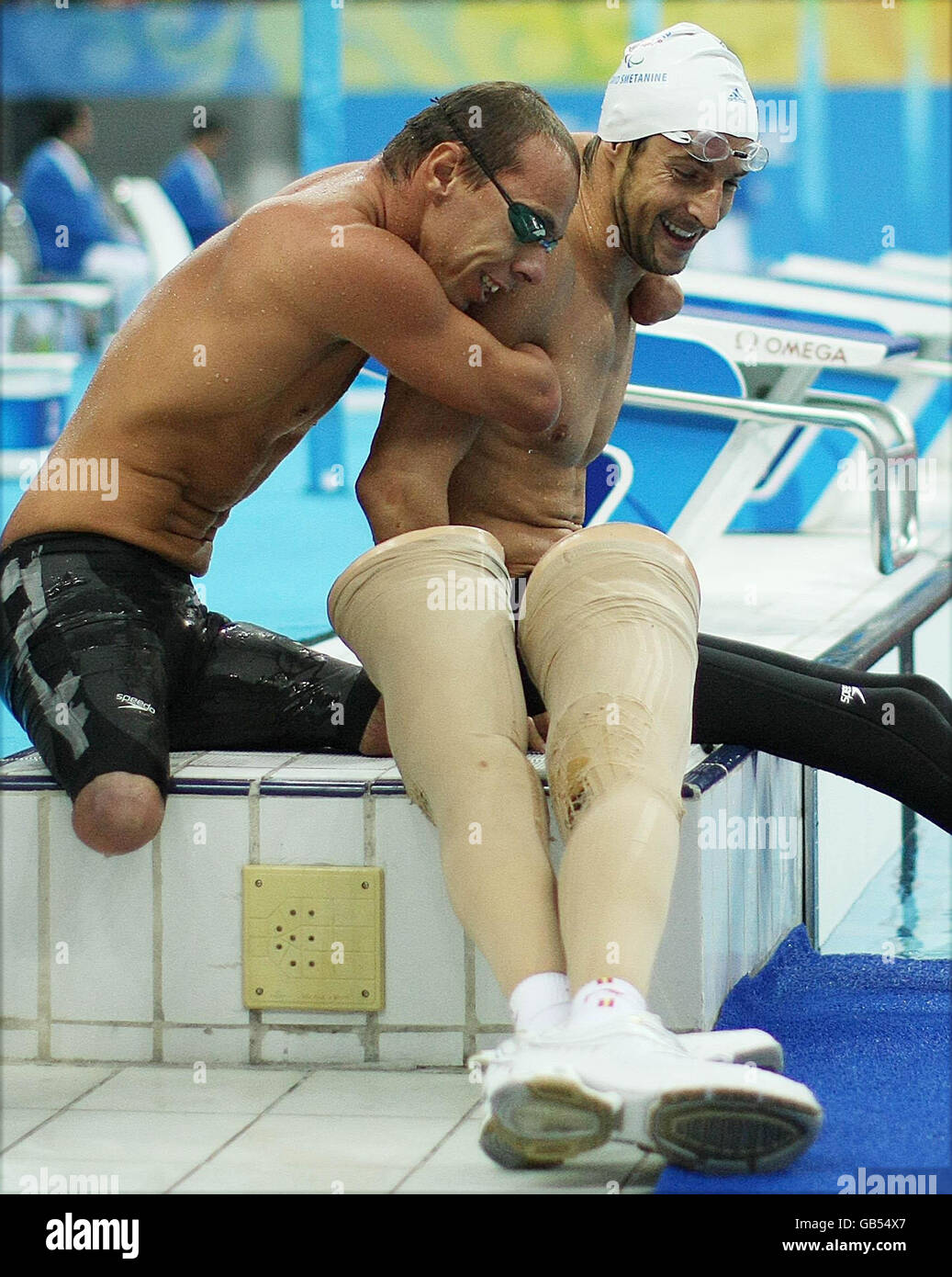 Paralympics - Paralympische Spiele In Peking 2008 - Tag Acht. Schwimmer umarmen sich gegenseitig, nachdem sie im National Acquatic Center in Peking gegeneinander antreten. Stockfoto