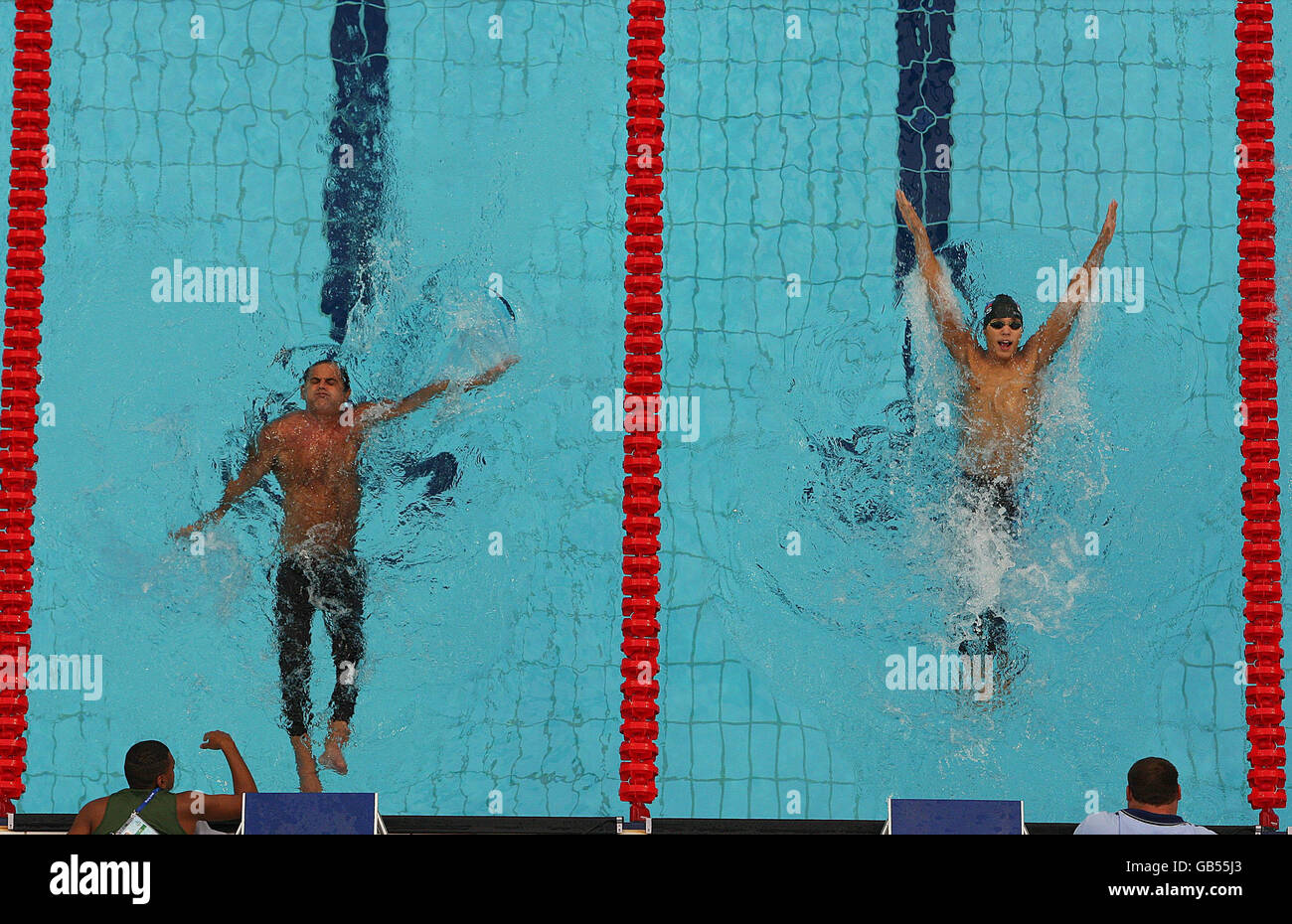 Die Teilnehmer nehmen an den Herren 50 M Backstroke S2 Heats im National Aquatic Center, Peking, Teil. Stockfoto