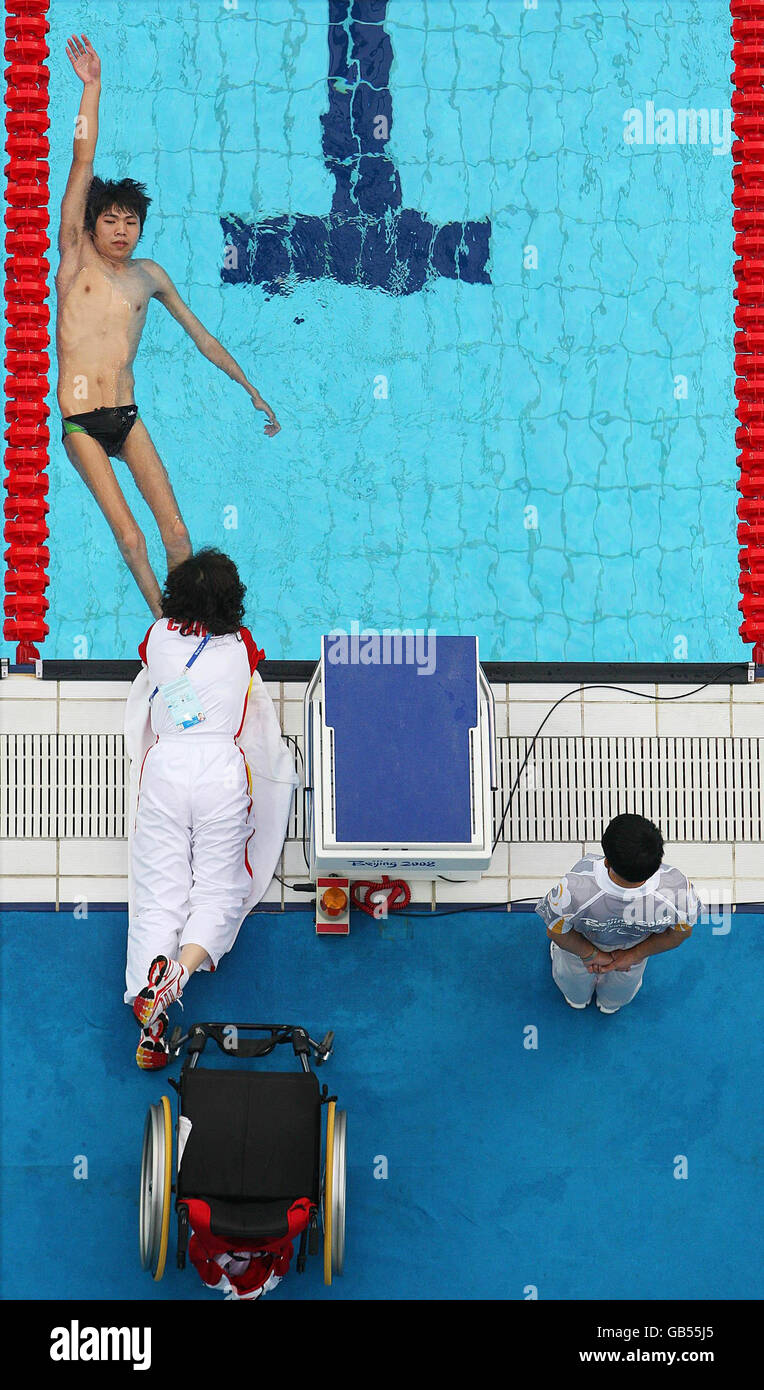 Paralympics - Paralympische Spiele In Peking 2008 - Tag Neun. Ein Teilnehmer nimmt an den 50-M-Backstroke S3-Vorläufen der Männer im National Acquatic Center in Peking Teil. Stockfoto