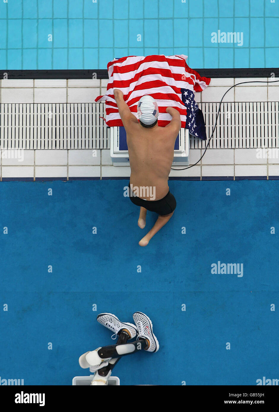 Ein Konkurrent bereitet sich auf die Herren 50 M Backstroke S3 Vorläufe im National Acquatic Center, Peking. Stockfoto