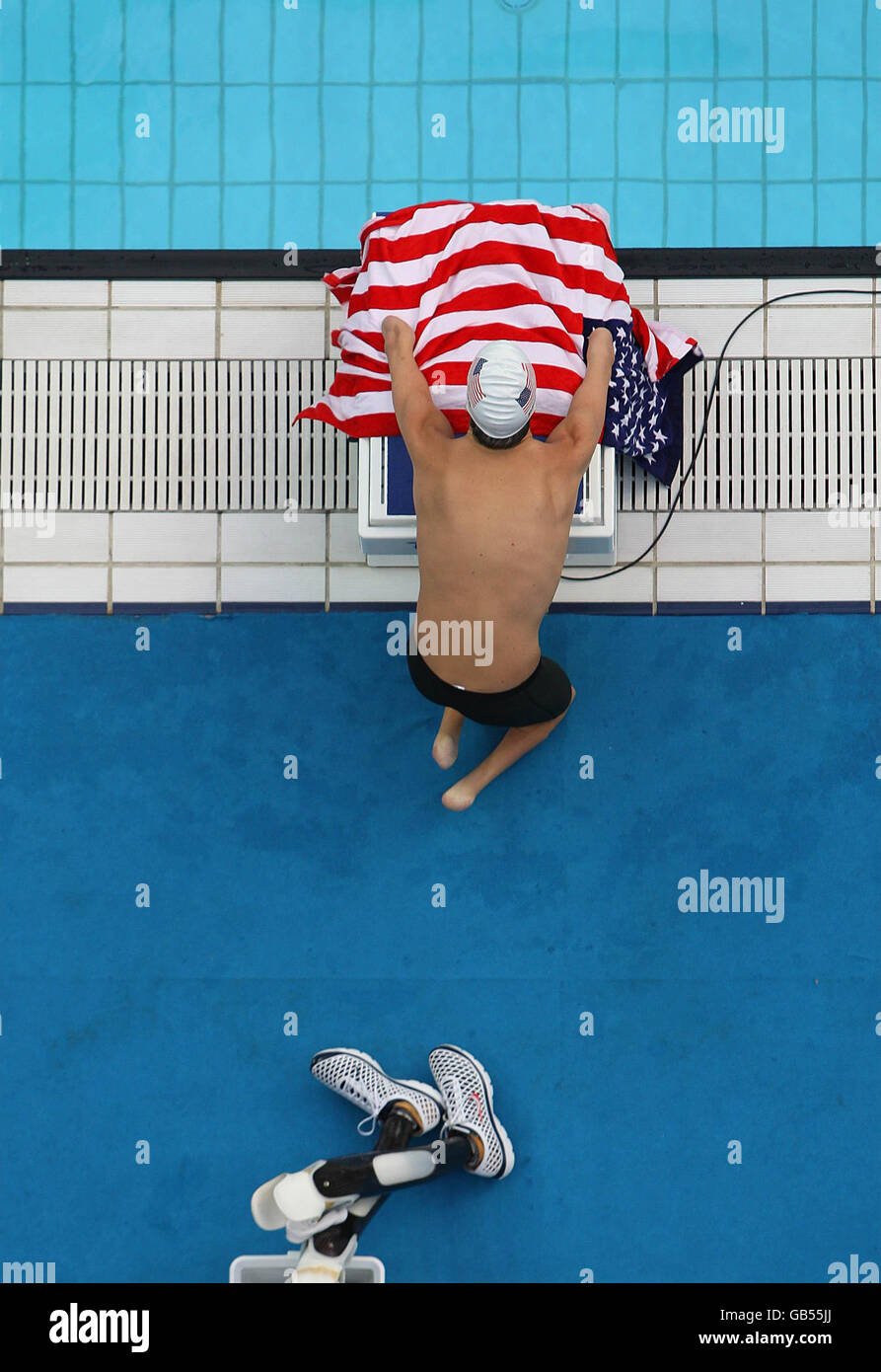 Ein Konkurrent bereitet sich auf die Herren 50 M Backstroke S3 Vorläufe im National Acquatic Center, Peking. Stockfoto