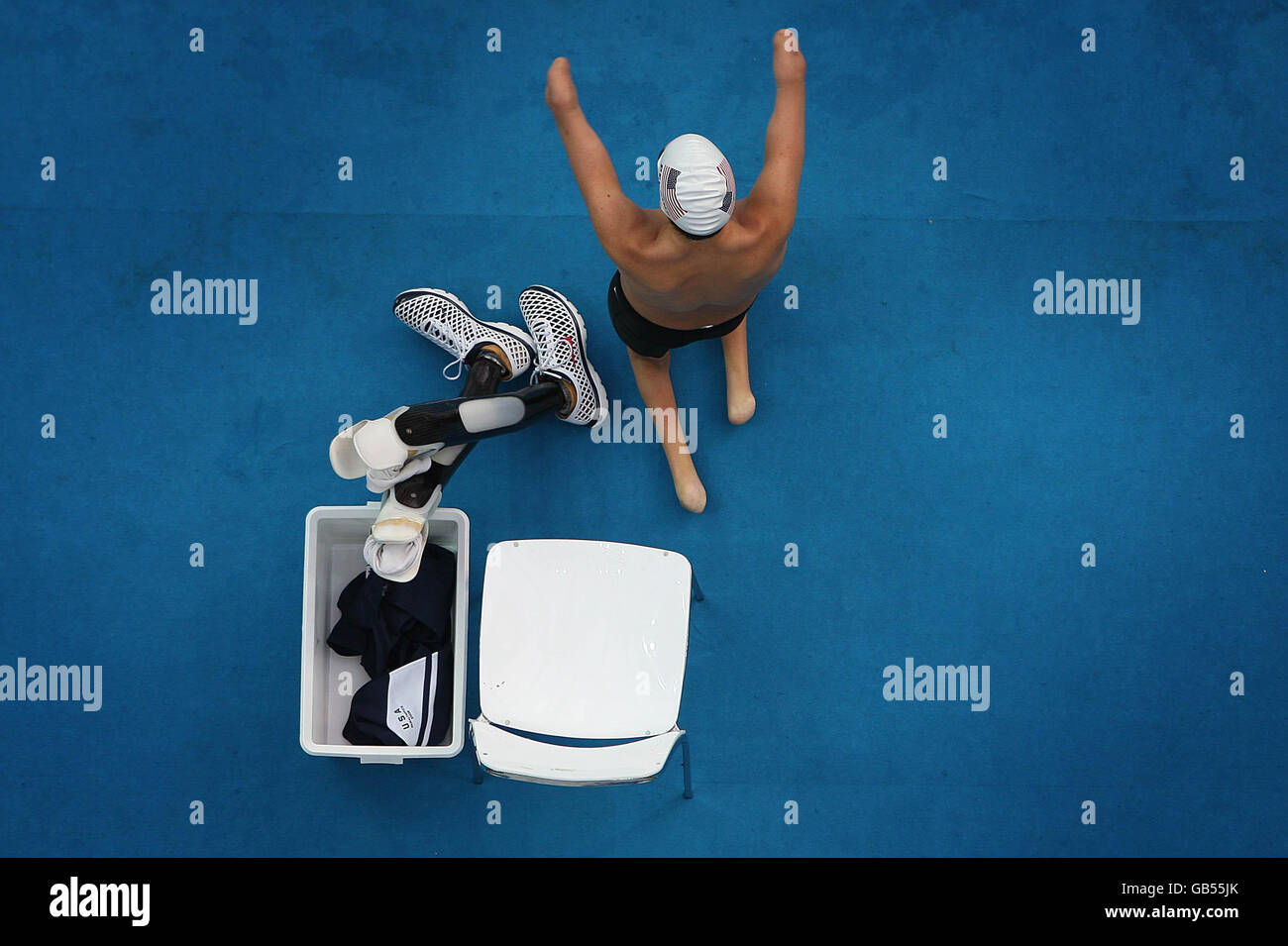 Ein Konkurrent bereitet sich auf die Herren 50 M Backstroke S3 Vorläufe im National Acquatic Center, Peking. Stockfoto