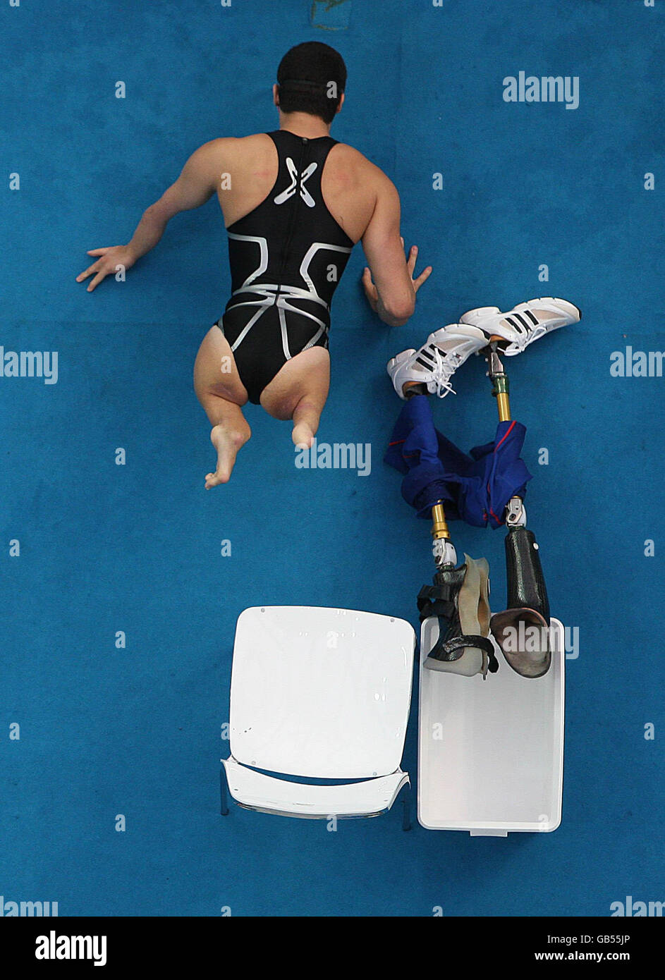Paralympics - Paralympische Spiele In Peking 2008 - Tag Neun. Ein Konkurrent bereitet sich auf die Männer-50-M-Backstroke-S5-Vorläufe im National Acquatic Center, Peking, vor. Stockfoto