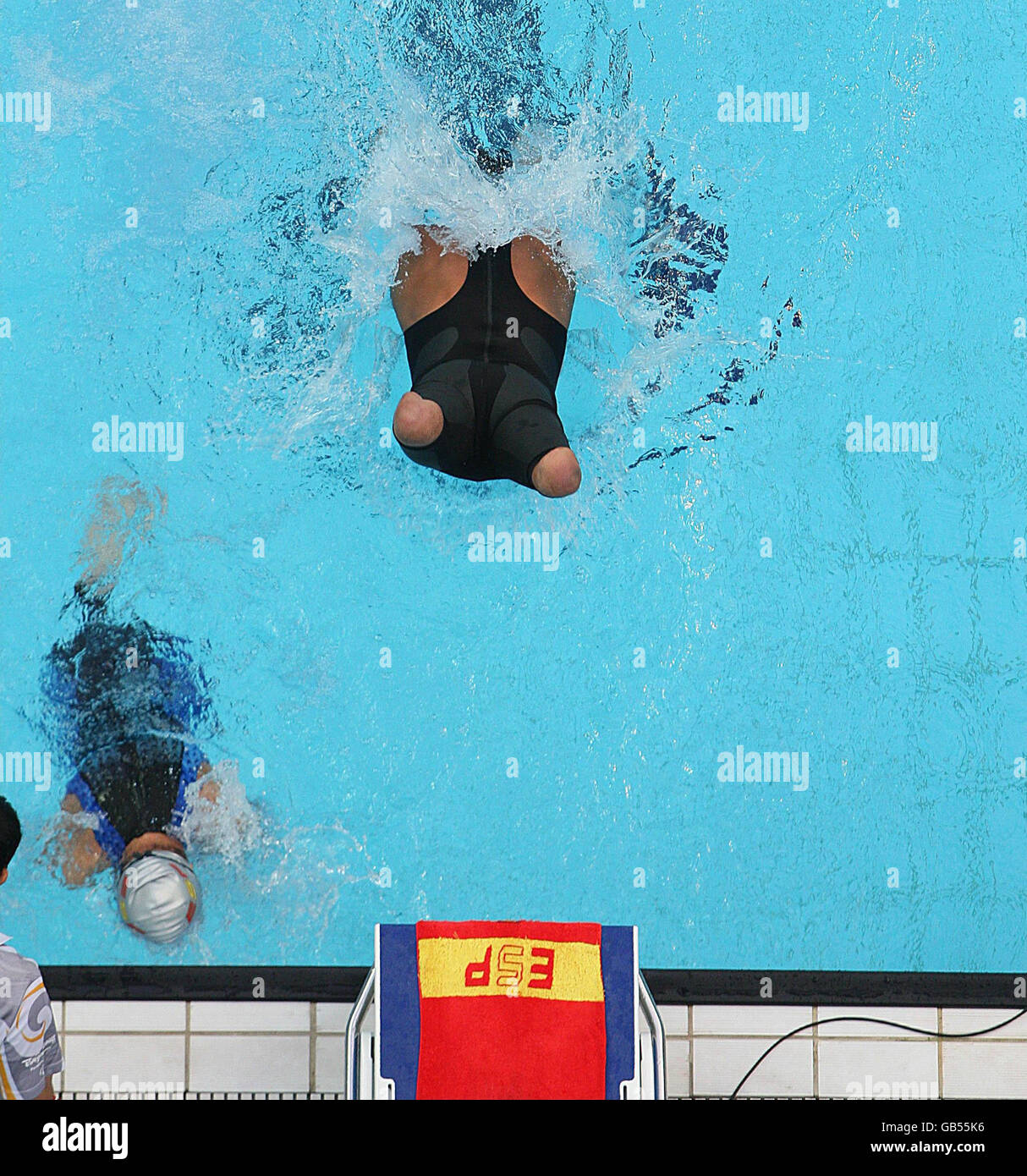 Die Teilnehmer nehmen an den Herren 4X50M Medley 20 Punkte Vorläufen im National Acquatic Center, Peking. Stockfoto