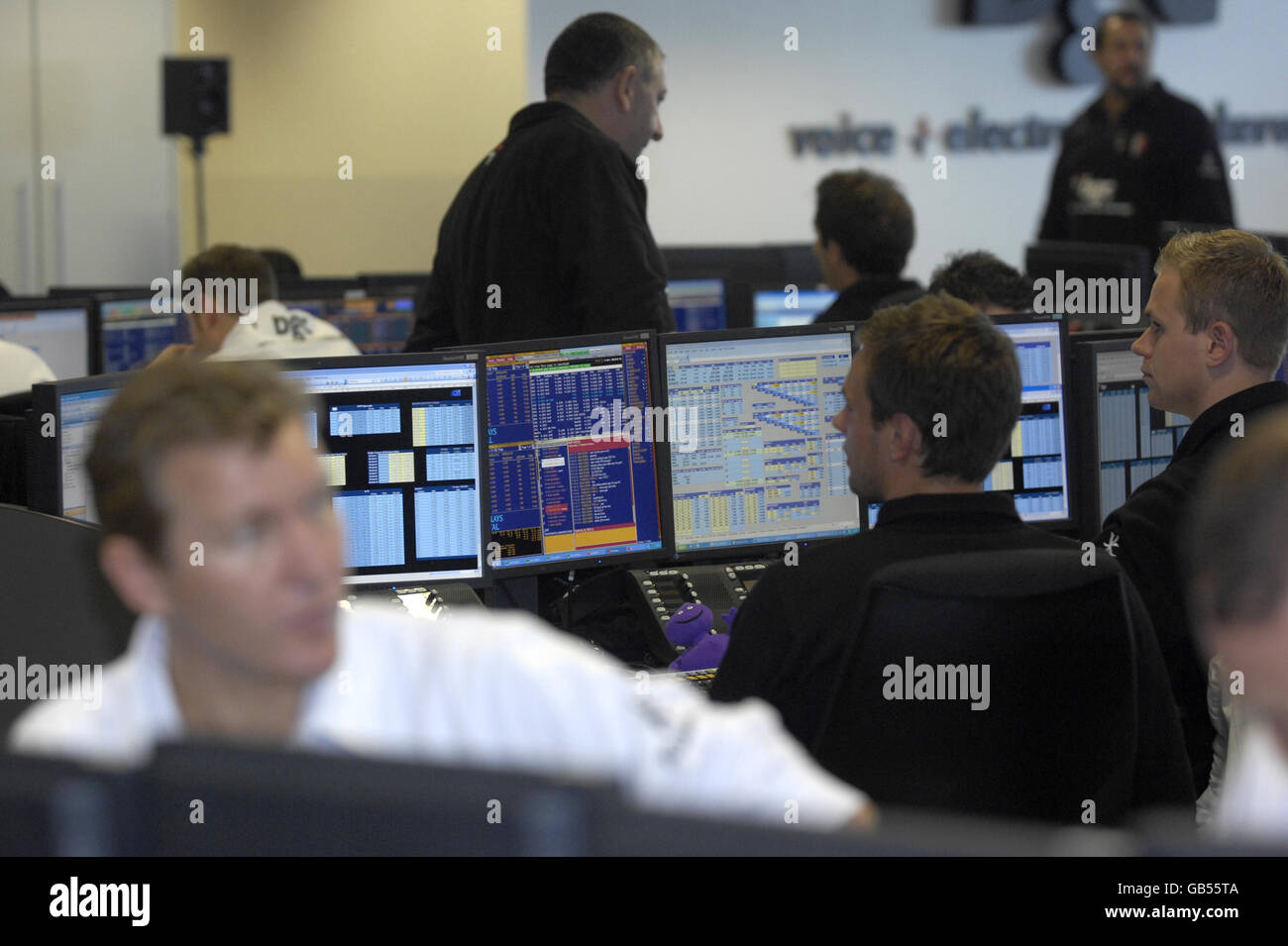 Aktien von Aktienhändlern. Allgemeine Ansicht der Händler, die im BGC-Büro in Canary Wharf in London arbeiten. Stockfoto