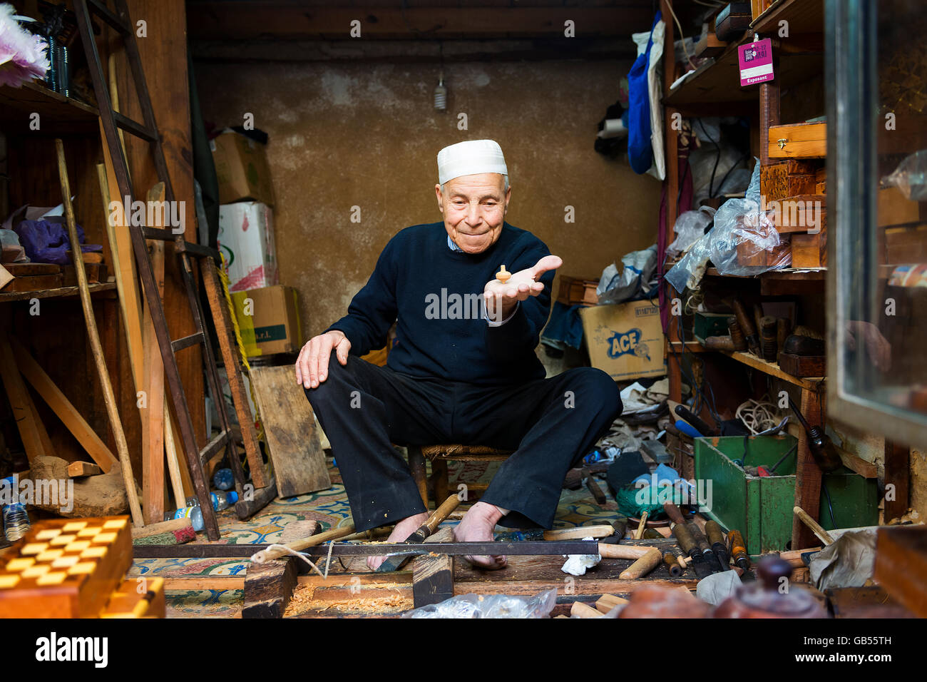 Fes, Marokko - 11. April 2016: Ein Handwerker zeigen einen Kreisel in seinem Geschäft in der Medina von Fes. Stockfoto