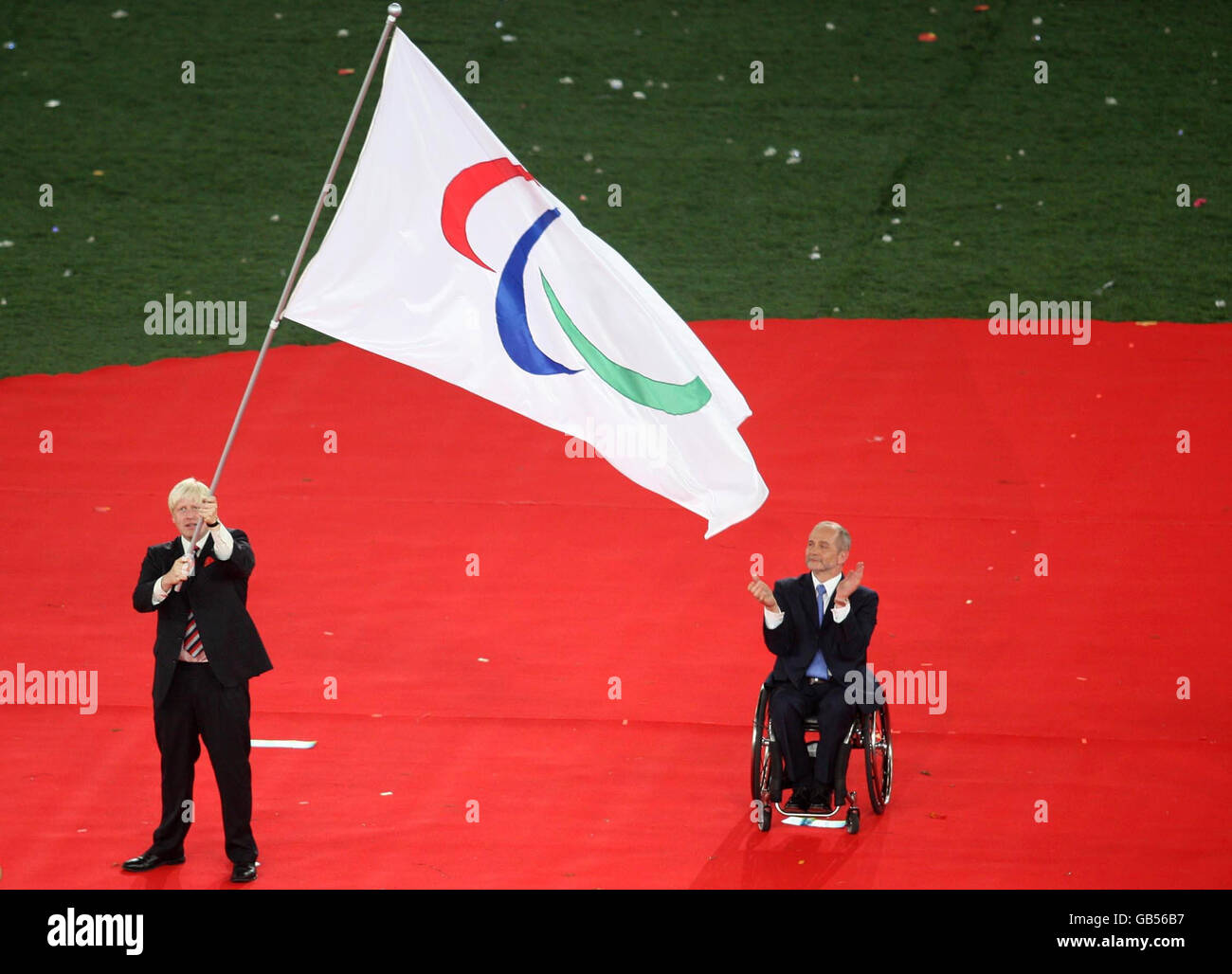 Der Londoner Bürgermeister Boris Johnston schwenkt die Flagge während der Abschlusszeremonie im Nationalstadion in Peking, China. Stockfoto