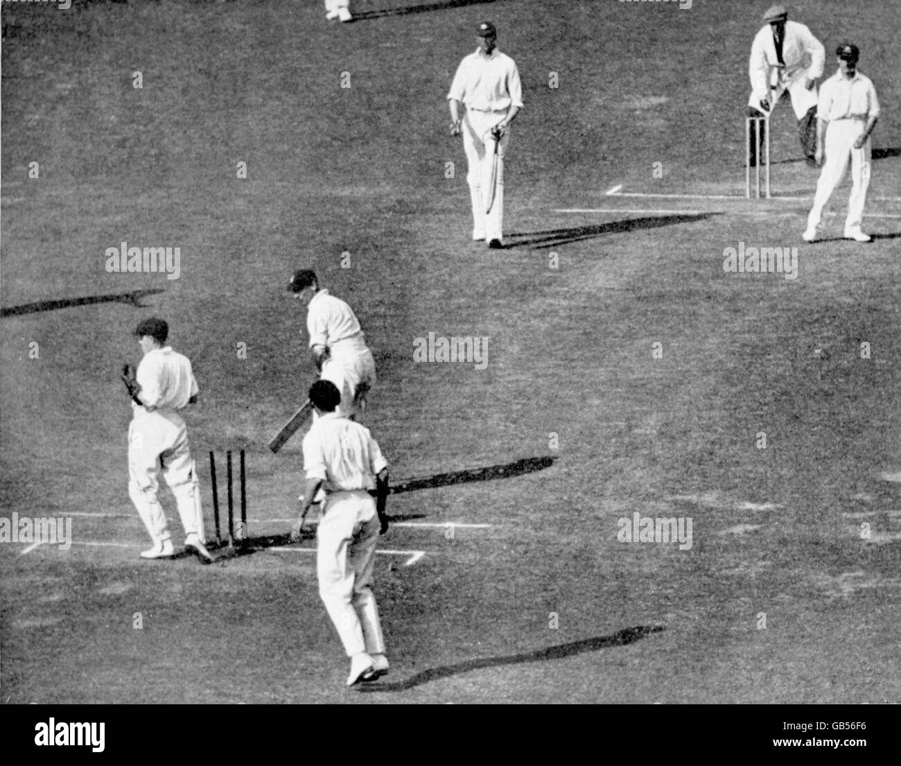 Cricket - The Ashes - zweiter Test - England gegen Australien - Dritter Tag. Der englische Jack Hobbs (zweite l) dreht sich um und stellt fest, dass er von Clarrie Grimmett, Australiens Australier, sauber gebumst wurde (r) Stockfoto
