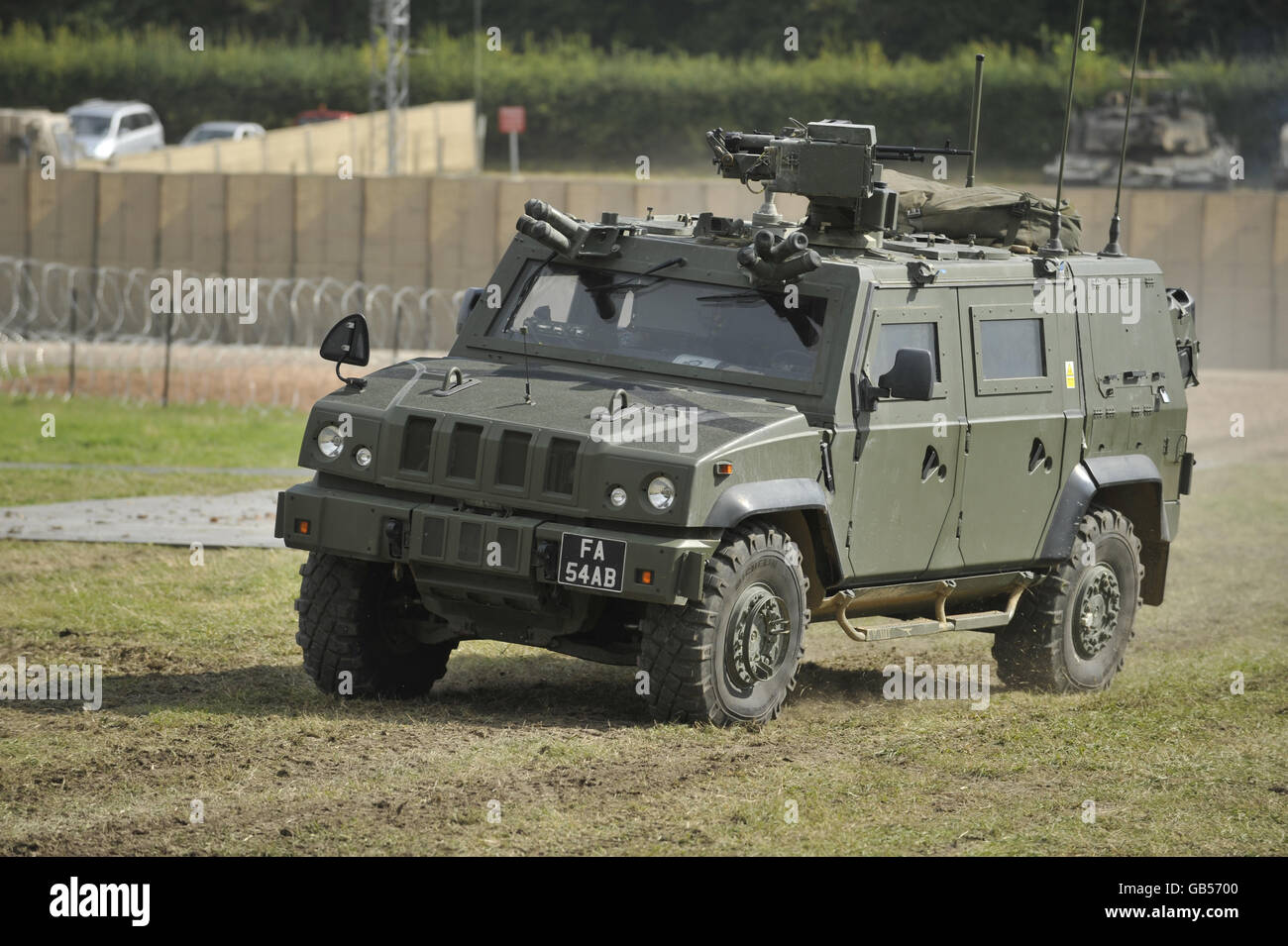 Ein Panther Command and Liason Fahrzeug, ausgestattet mit einer Remote Weapon Station (oben abgebildet), das ein 7,62 mm L7 Mehrzweck-Maschinengewehr abfeuert, ohne dass der Benutzer aus dem Fahrzeug aussteigen muss. Der in der Salisbury Plain stattfindende Tag der dringenden Einsatzanforderung (UOR) der Armee zeigt neue Modifikationen an bestehenden Fahrzeugen und Ausrüstung, die in Kriegsgebiete geschickt werden, sowie neue Militärausrüstung, die wegen möglicher Ausgabe an Einsatztruppen geprüft wird. Stockfoto