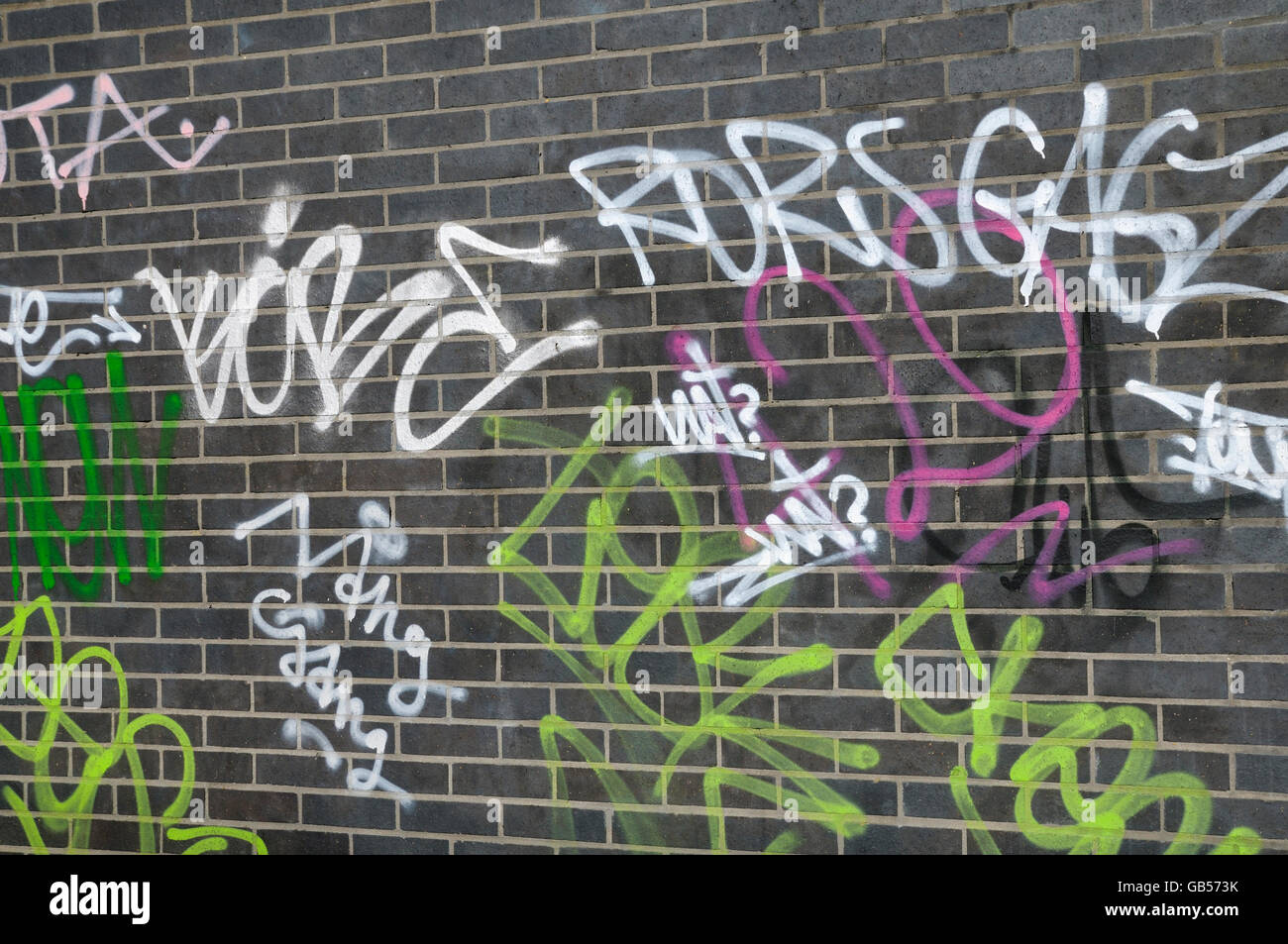 Graffiti-tags auf eine Mauer in London Stockfoto