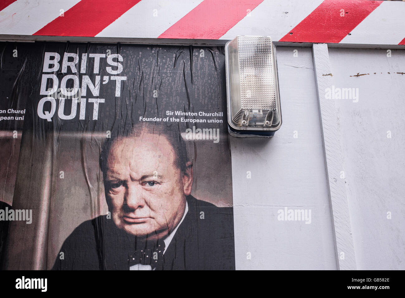 Ein Anti Brexit-Poster an der Wand einer Baustelle mit Winston Churchills Gesicht und die Worte "Briten Don't Quit'. Stockfoto