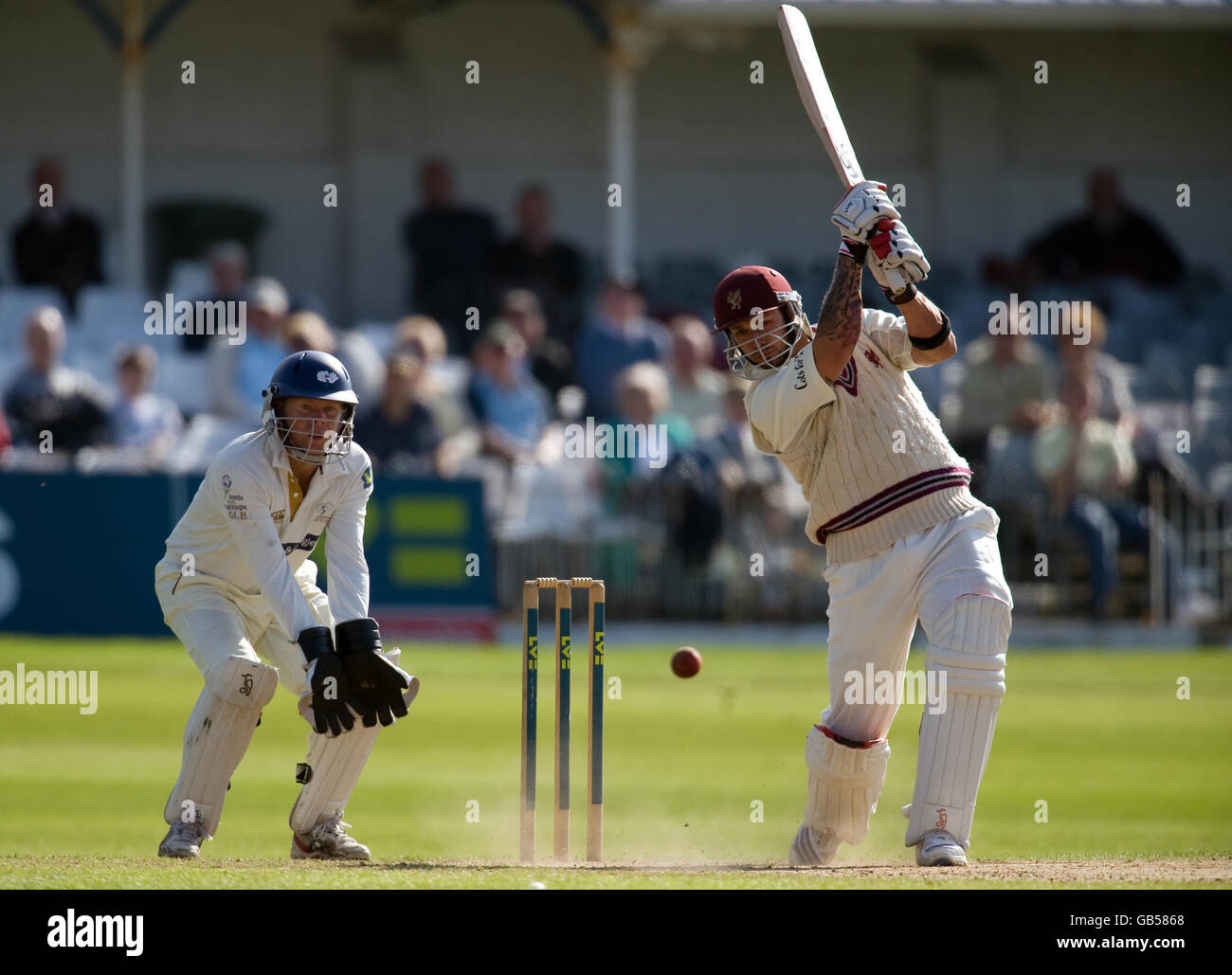 Somerset's Peter Trego trifft auf Yorkshire-Flechtkeeper Gerard Brophy während des LV County Championship-Spiels in der North Marine Road, Scarborough. Stockfoto