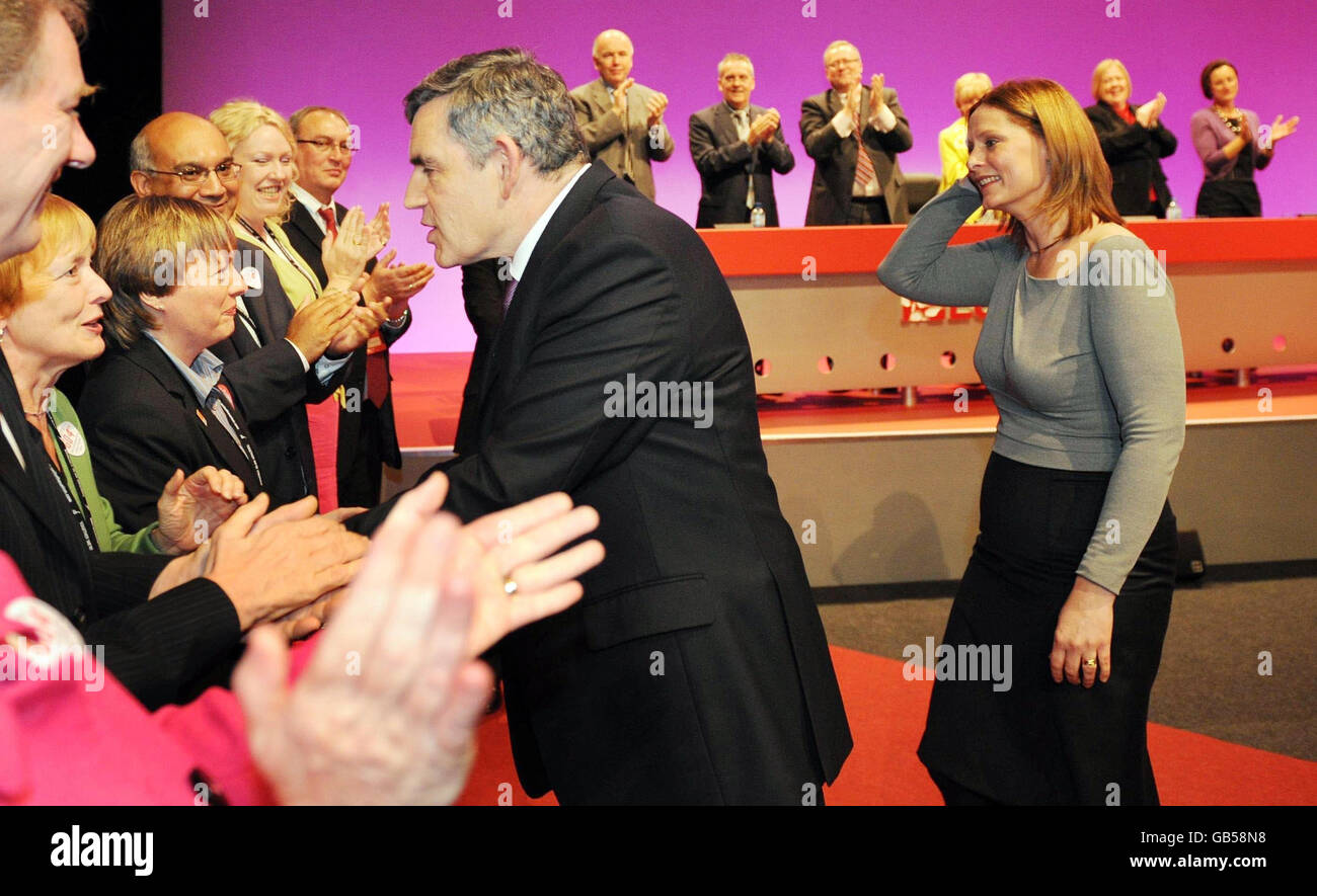 Premierminister Gordon Brown und Frau Sarah stehen nach seiner Rede auf der Konferenz der Labour Party im Manchester Central in Manchester auf der Bühne. Stockfoto