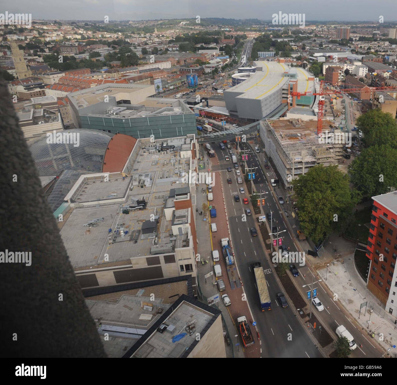 Cabot Circus, ein neu errichtetes Einzelhandelsgebiet in Bristol, das 140 Geschäfte, 25 Restaurants, 250 Apartments, Büros, Studentenwohnungen, ein Kino und ein Hotel auf 36 Hektar Fläche bietet. Anlässlich der Eröffnung der Entwicklung findet heute eine glamouröse Starauftaktparty statt, bei der Bristol gegen London als britisches Einkaufsziel antreten wird. Stockfoto