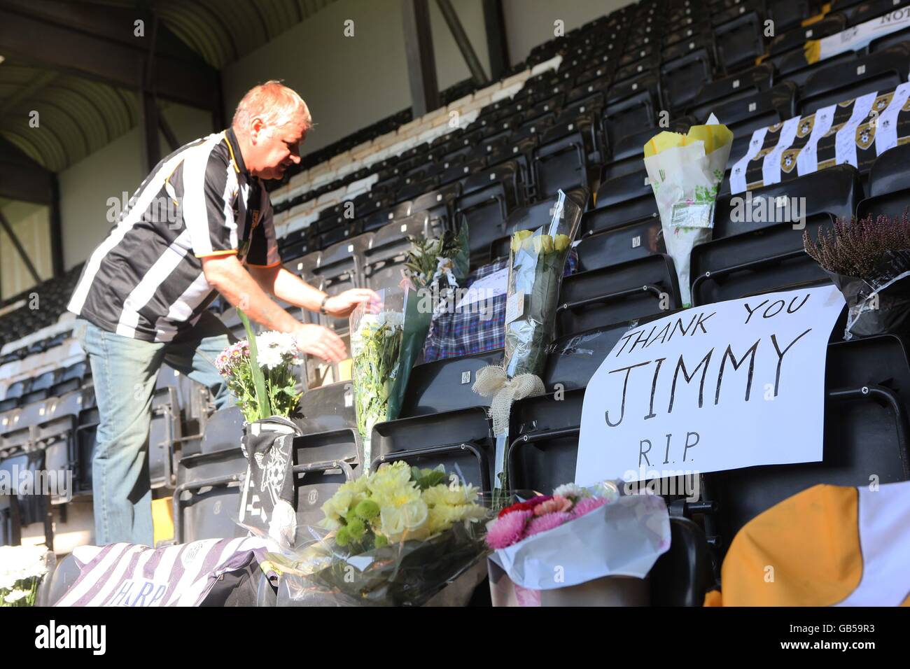 Ein Notts County Fan stellt Blumen in den Jimmy Sirrel Stand als Hommage an den ehemaligen Manager, der früher in der Woche starb. Stockfoto