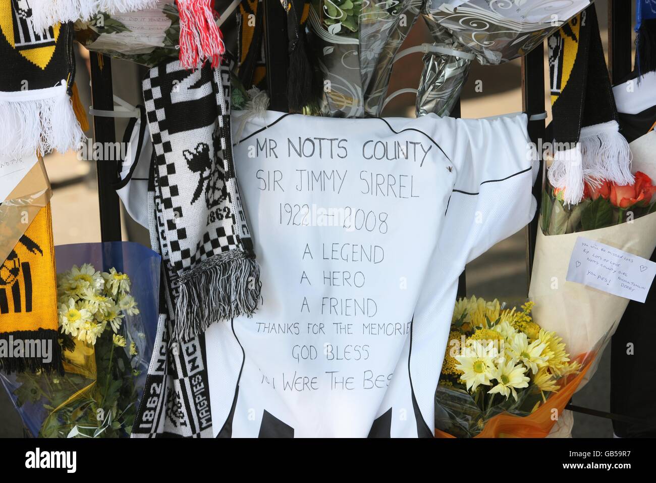 Eine Hommage an den ehemaligen Manager Jimmy Sirrel, der Anfang der Woche starb, auf einem Hemd von Notts County vor den Toren des Clubs. Stockfoto