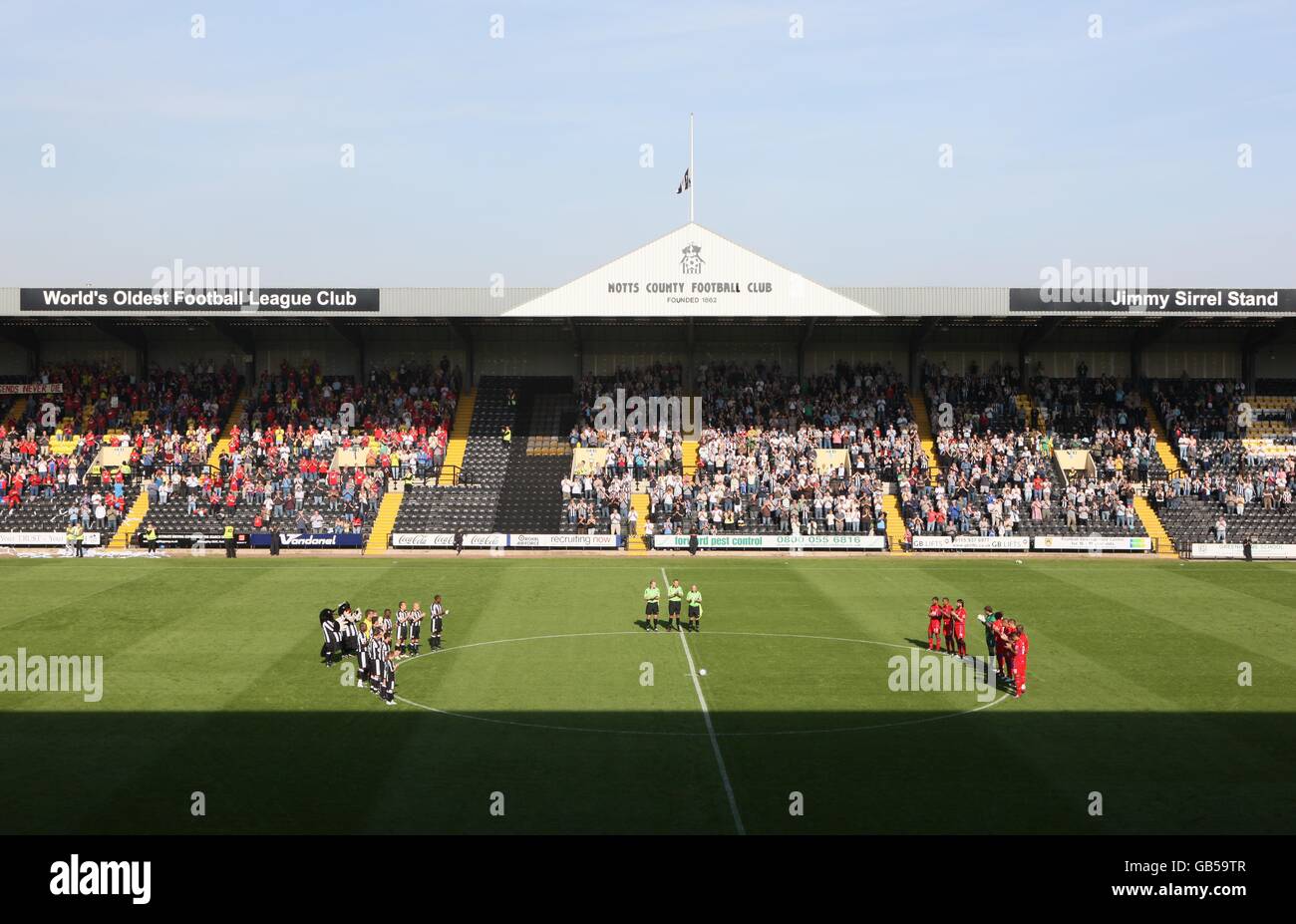 Die Teams geben eine Minuten Applaus in Tribut an den ehemaligen Notts County Manager Jimmy Sirrel, der früher in der Woche starb. Stockfoto