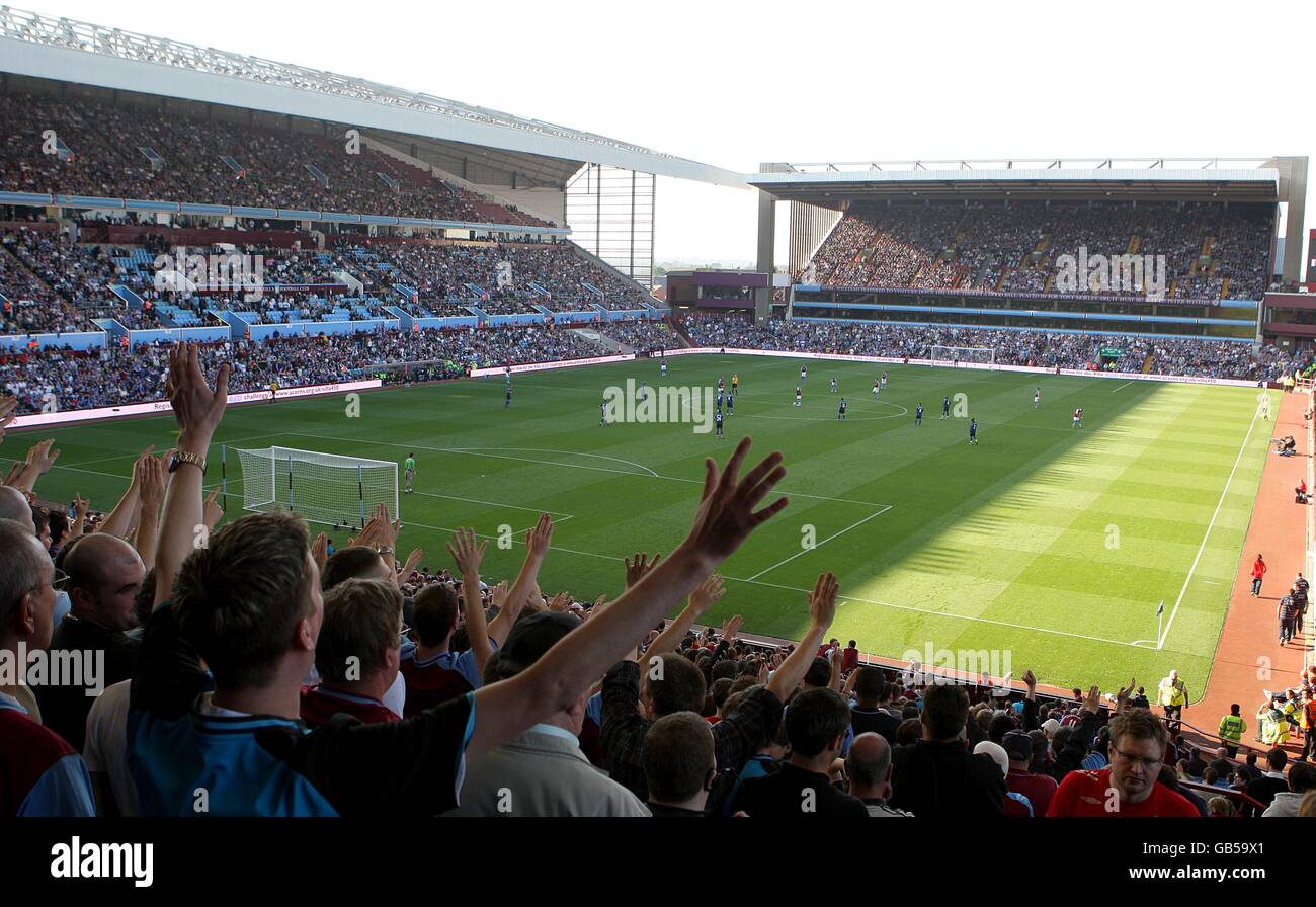 Fußball - Barclays Premier League - Aston Villa gegen Sunderland - Villa Park. Ein Blick auf das Match von der Rückseite der Tribüne Stockfoto