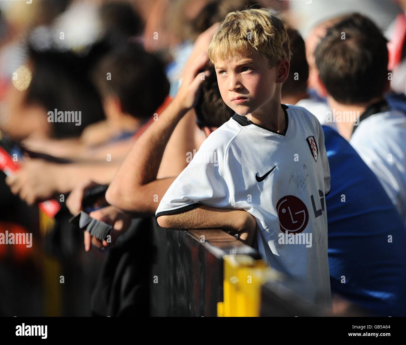 Fußball - Barclays Premier League - Fulham gegen West Ham United - Craven Cottage. Ein junger Fulham-Fan steht zur Halbzeit auf der Tribüne. Stockfoto