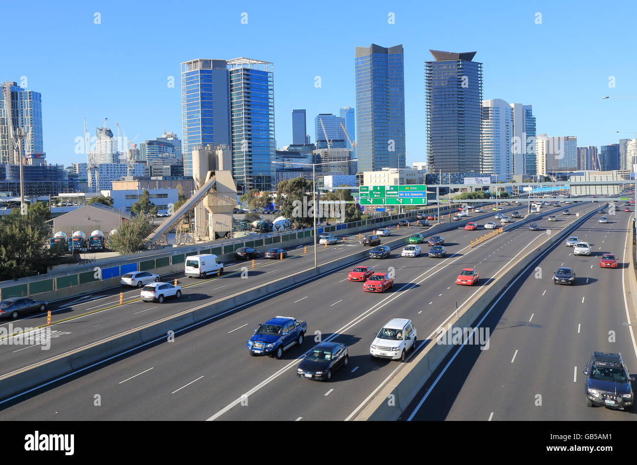 M1 Autobahn-Verkehr in der Innenstadt von Melbourne Australien. Stockfoto