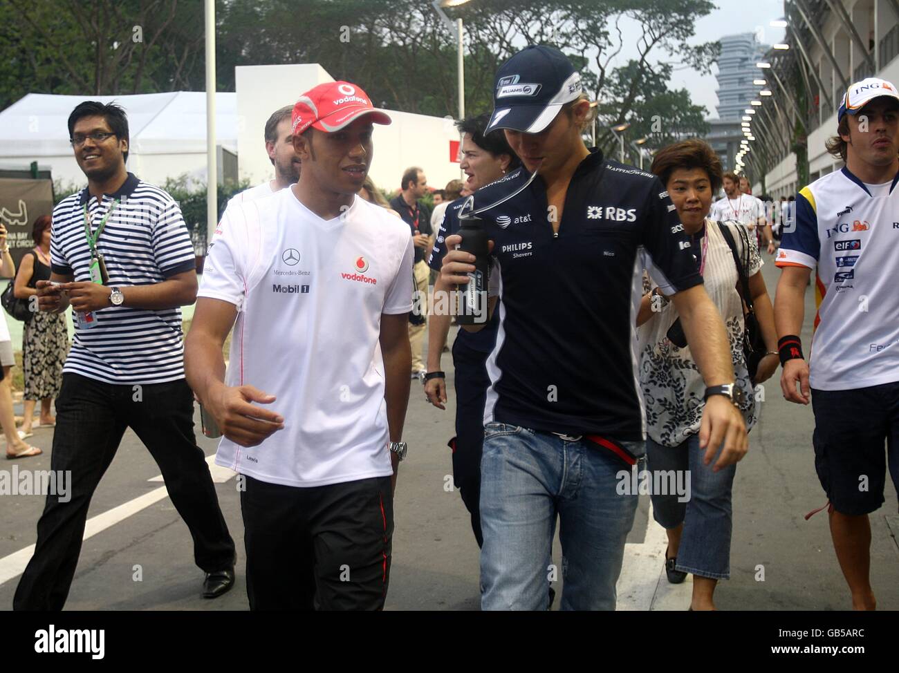 Vodafone McLaren Mercedes' Lewis Hamilton (l) und Williams' Nico Rosberg Plaudern Sie vor dem Rennen in der Boxengasse In Singapur Stockfoto