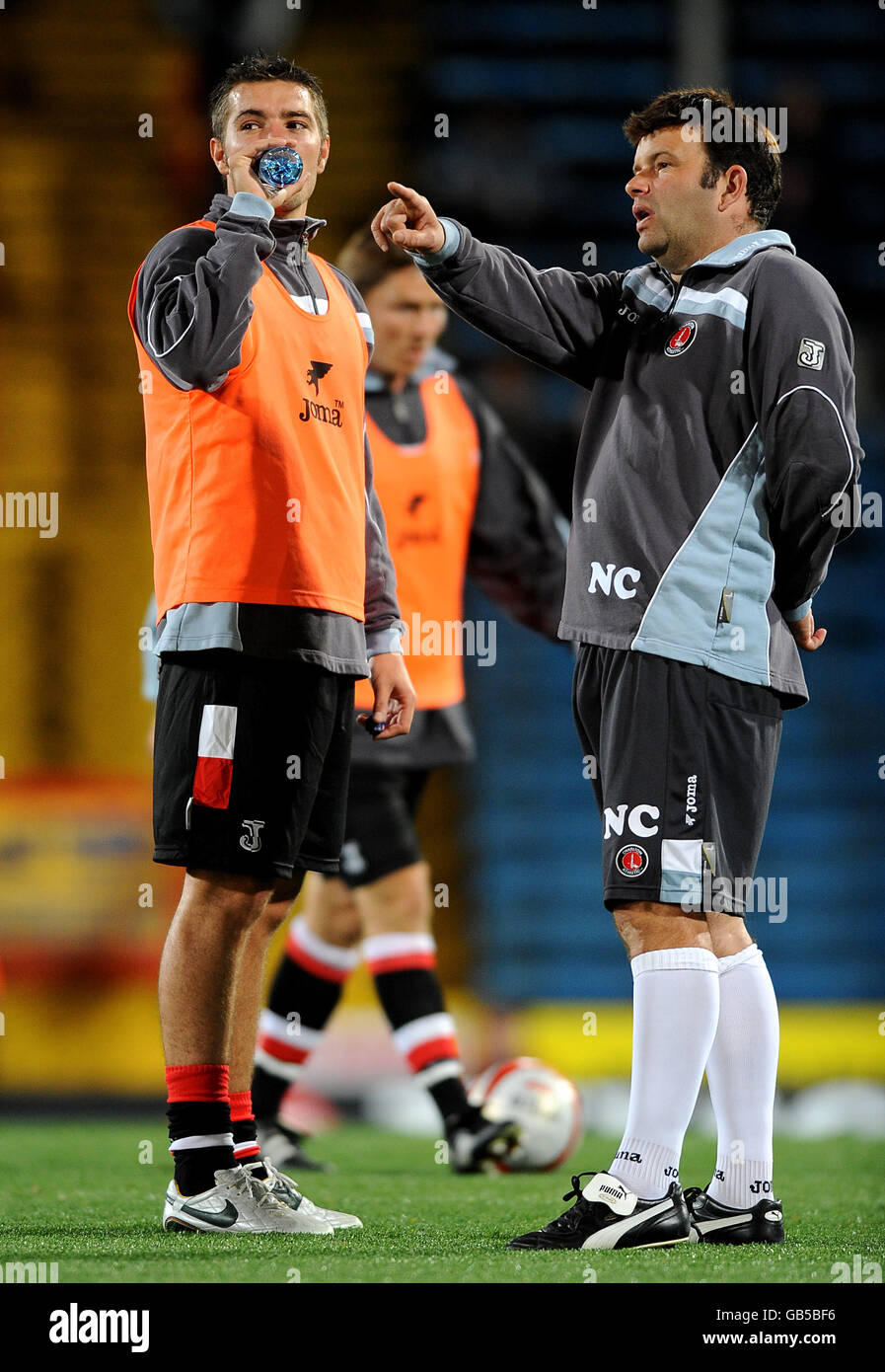 Charlton Athletic Performance Director Niall Clark (r) chattet mit Darren Ambrose beim Aufwärmen vor dem Spiel Stockfoto