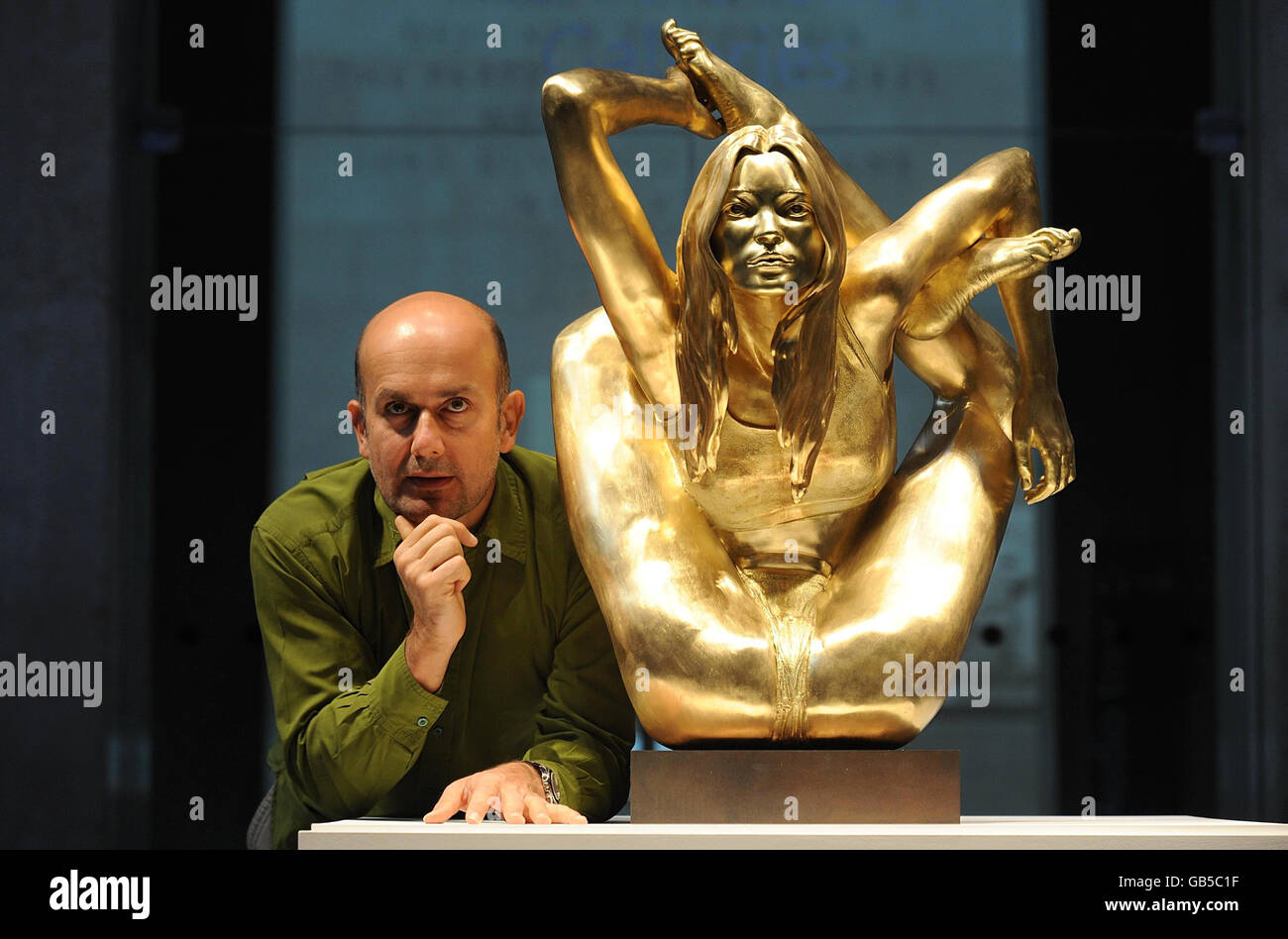 Marc Quinn mit seiner 50kg schweren Goldstatue des Supermodels Kate Moss in einer yogischen Pose namens 'Siren' wird bei der Eröffnung der 'Statuephilia'-Ausstellung im British Museum in London enthüllt. Stockfoto