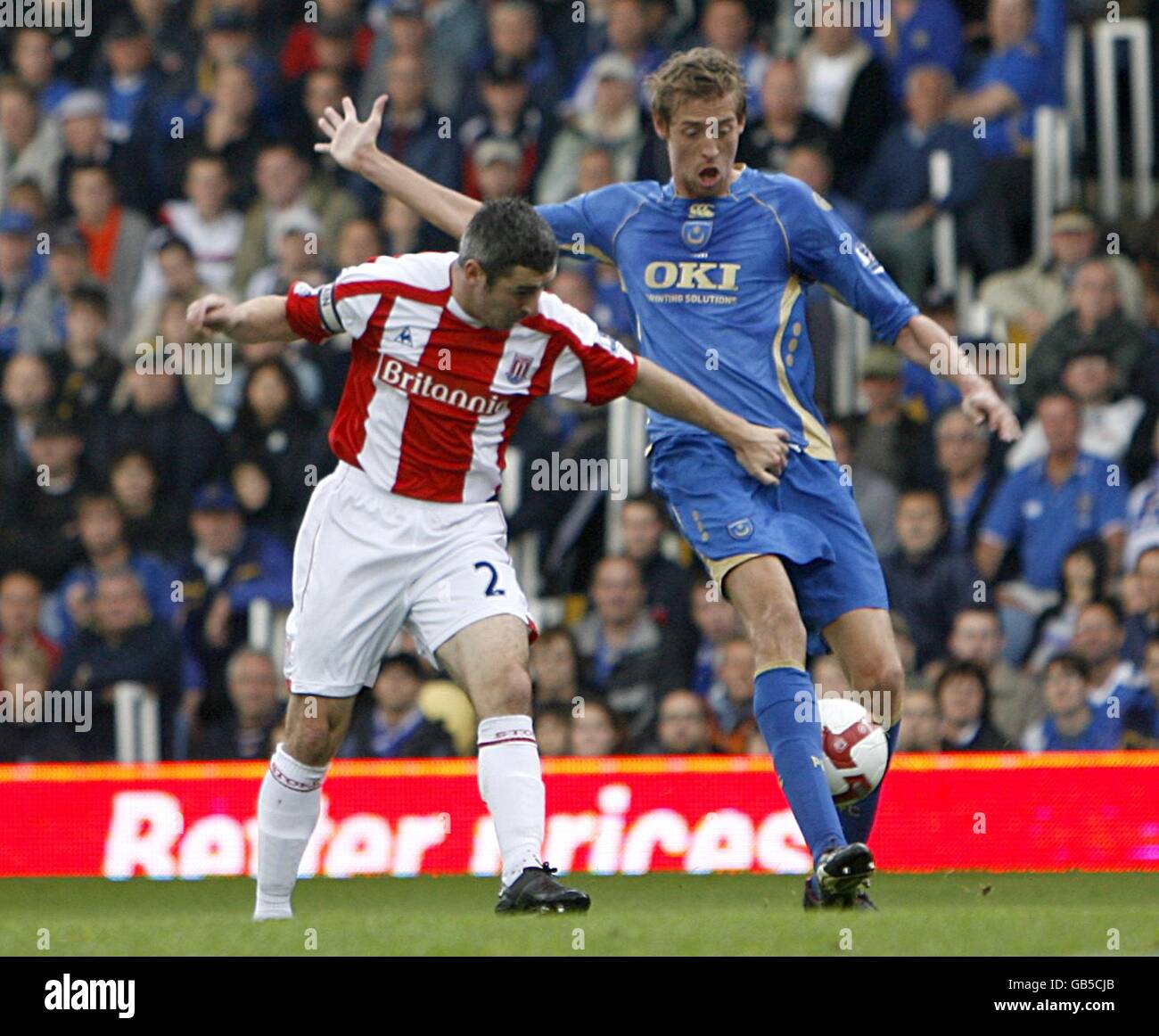 Fußball - Barclays Premier League - Portsmouth gegen Stoke City - Fratton Park. Peter Crouch (r) von Portsmouth und Andy Griffin von Stoke City kämpfen um den Ball Stockfoto
