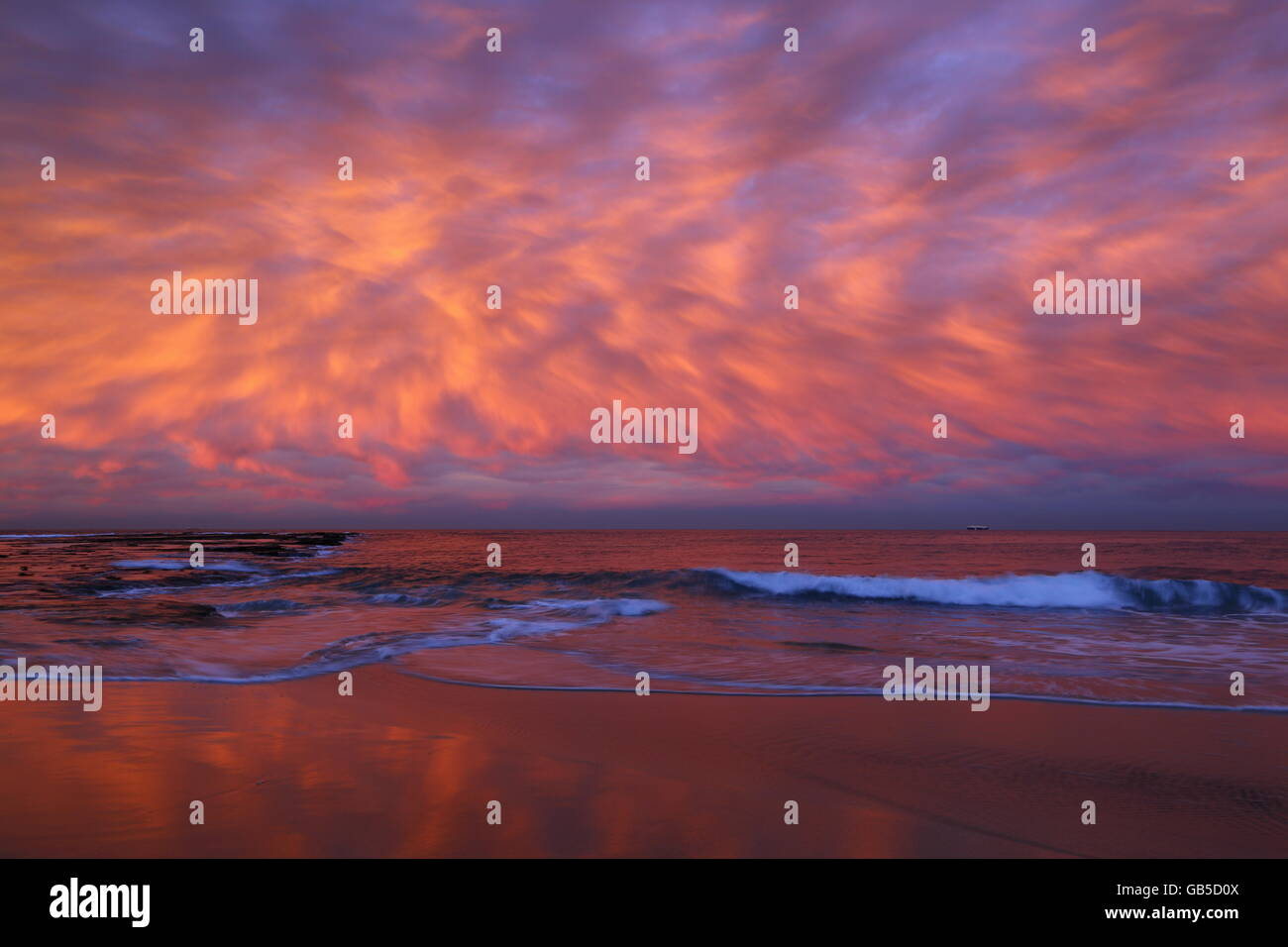Sonnenuntergang Farbe und Drama am Strand von Coledale, Coledale, in der Illawarra Region von New South Wales, Australien. Stockfoto