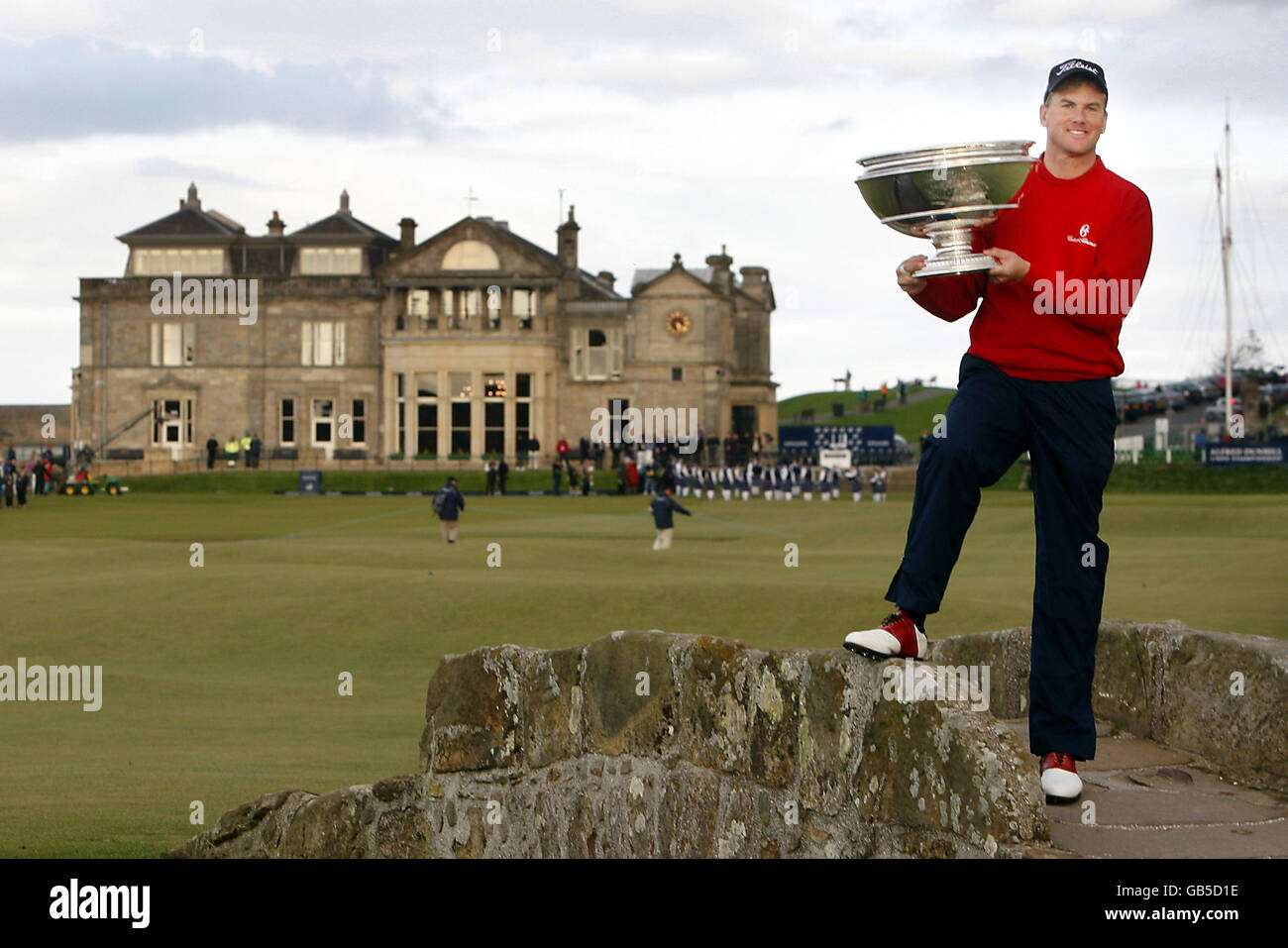 Robert Karlsson mit seiner Trophäe nach dem Gewinn der Alfred Dunhill Links Championship auf dem St Andrews Golf Course, Fife. Stockfoto