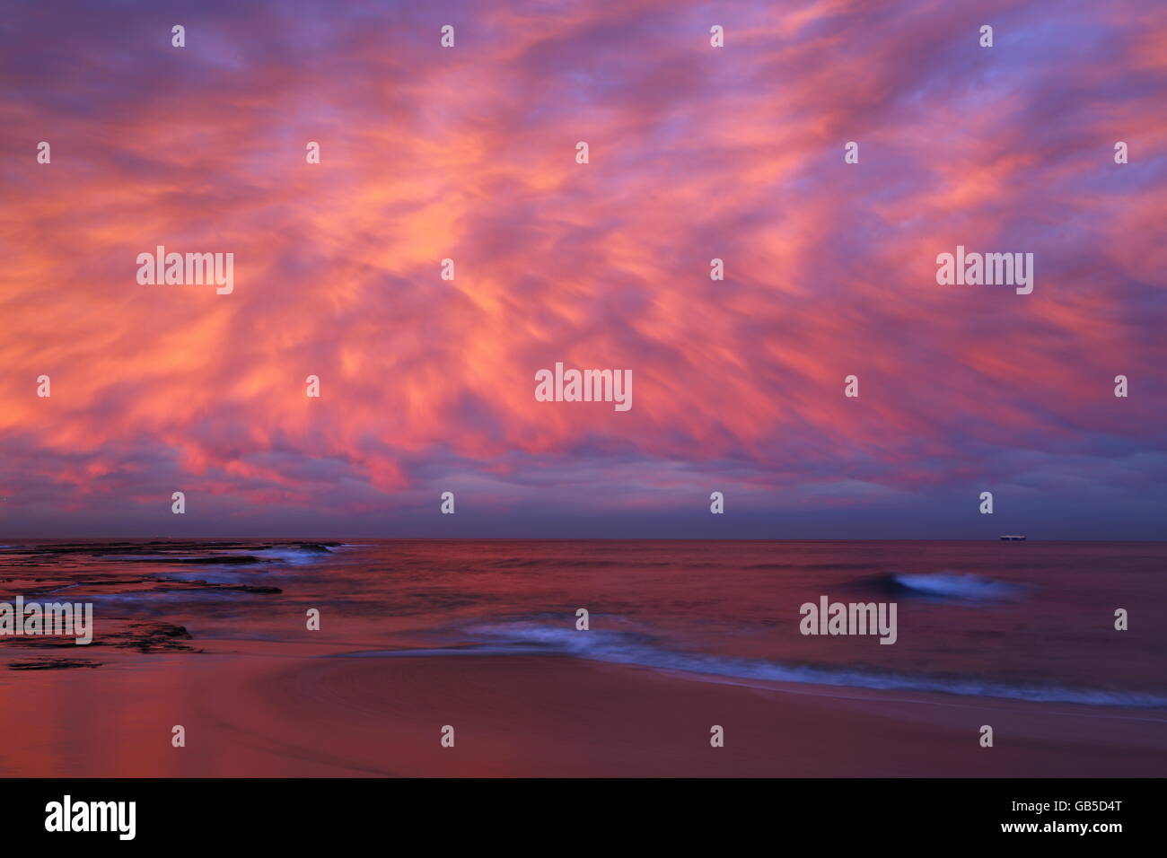 Sonnenuntergang Farbe und Drama am Strand von Coledale, Coledale, in der Illawarra Region von New South Wales, Australien. Stockfoto