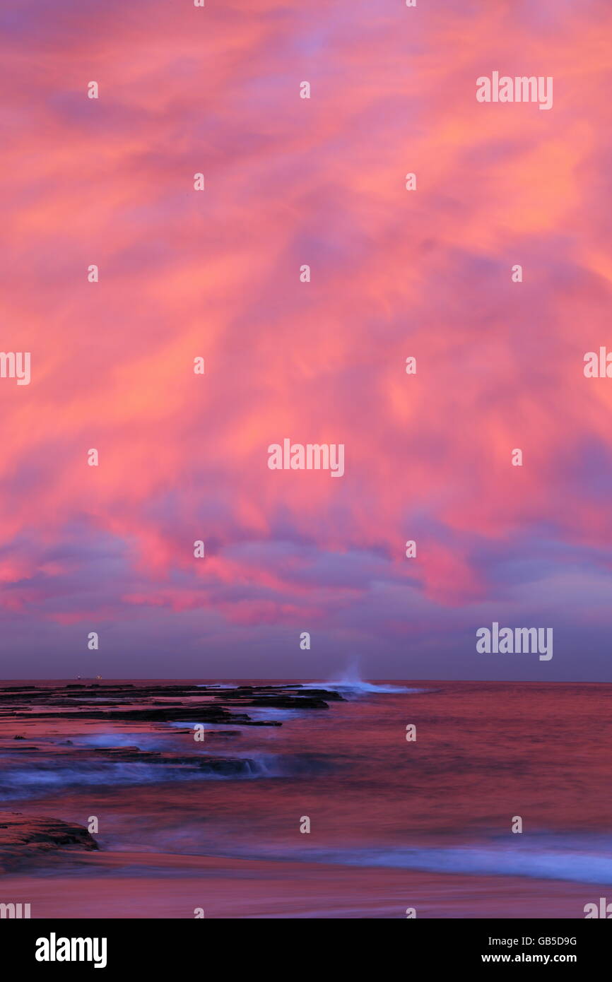 Sonnenuntergang Farbe und Drama am Strand von Coledale, Coledale, in der Illawarra Region von New South Wales, Australien. Stockfoto