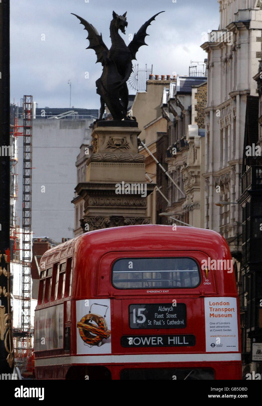 Stock: Ein No15 Routemaster Bus fährt entlang der Fleet Street, in der City of London. Stockfoto