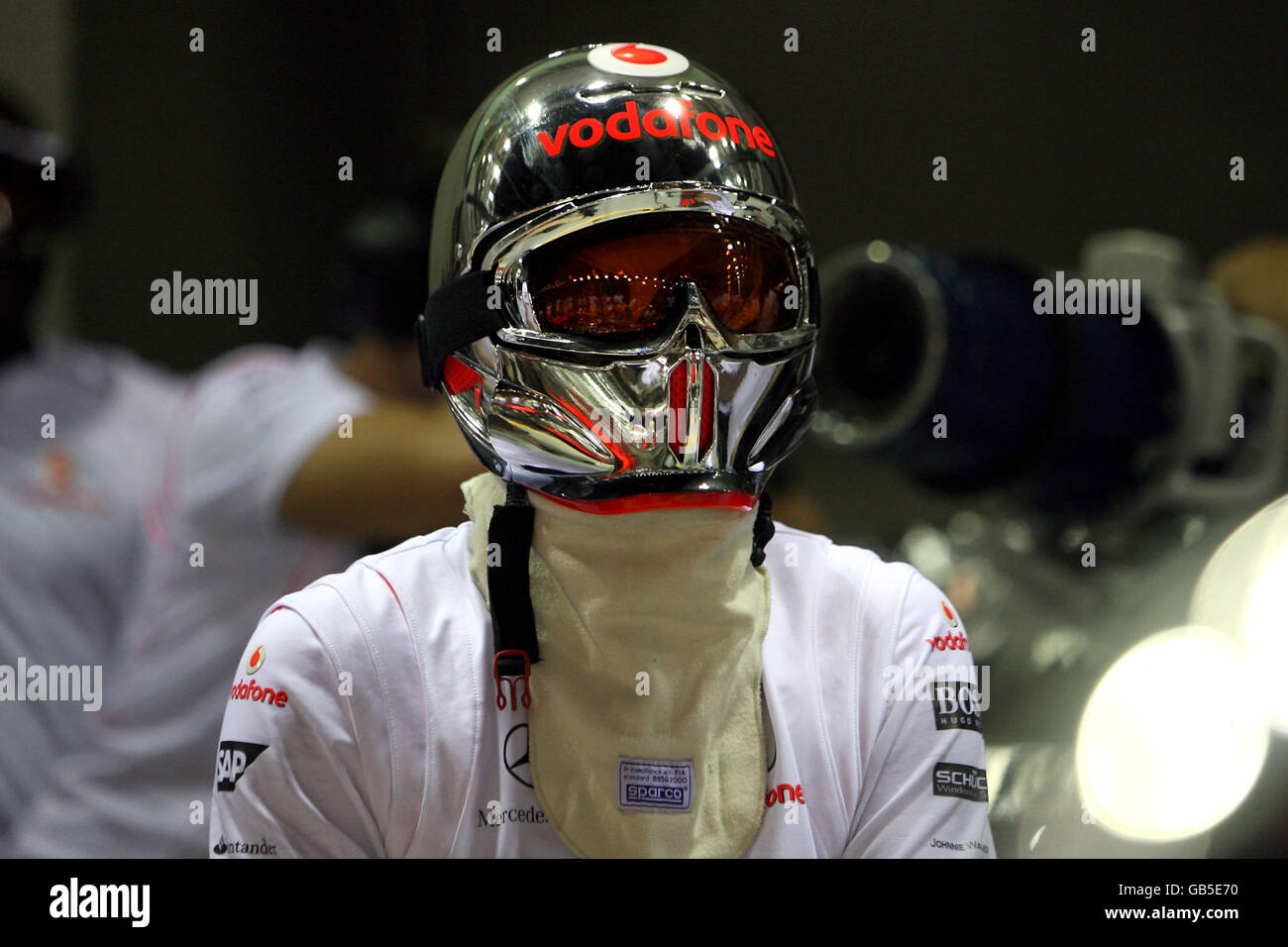 Motorsport - Formel 1 Singtel Singapur Grand Prix - Paddock Day - Marina Bay Circuit Park. Vodafone McLaren Mercedes Mechaniker in der Box Stockfoto